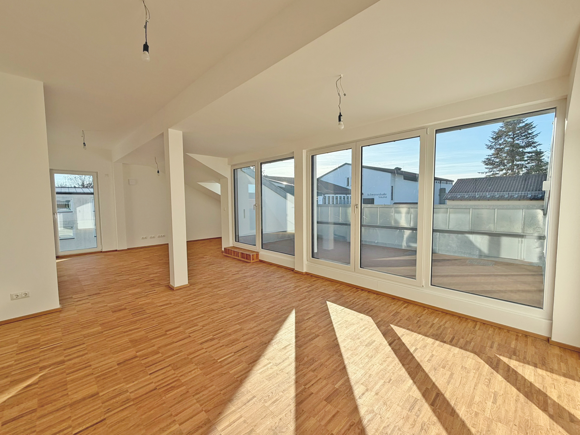 Lirchtdurchflutetes_Wohnzimmer_mit_Terrassenzugang