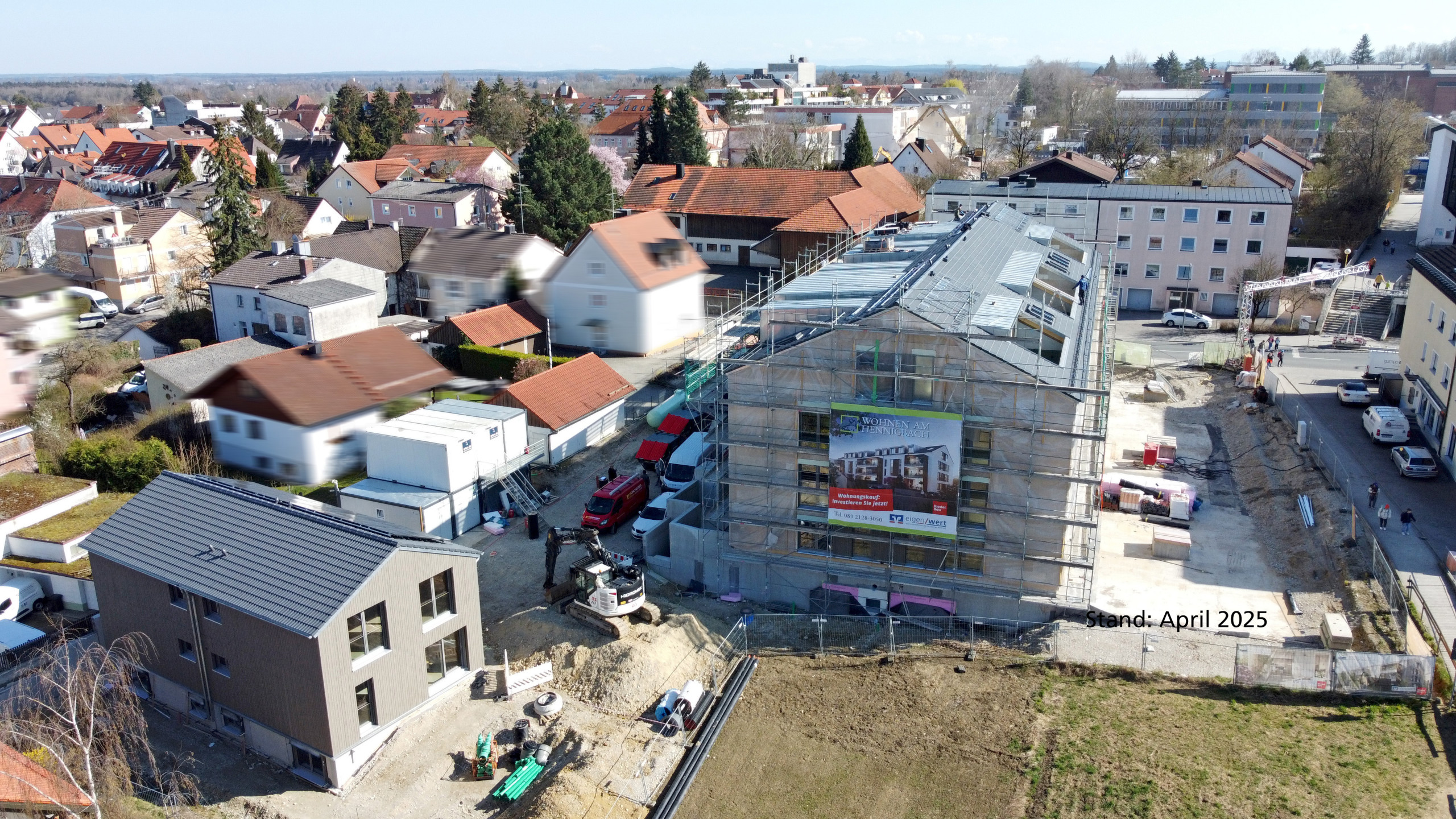 Wohnen am Hennigbach - Baustand April 2025 Neubauprojekt Wohnen am Hennigbach, Richtfest und PV-Installation, Baustand April 2025