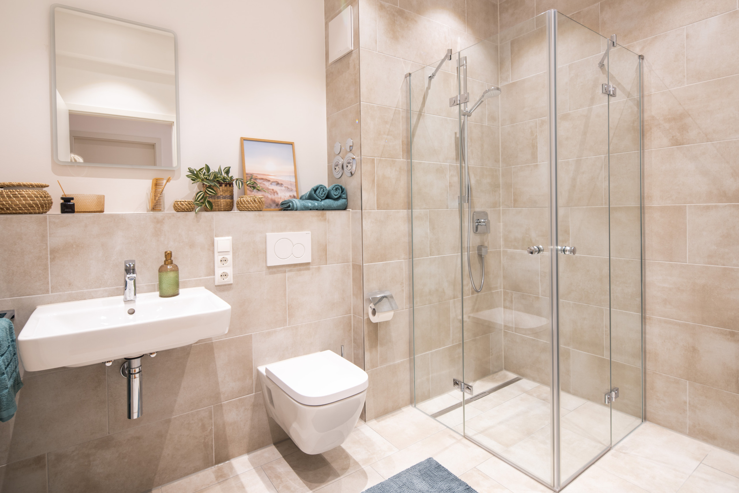 Modernes_Badezmmer_mit_Glasdusche__Musterwohnung_