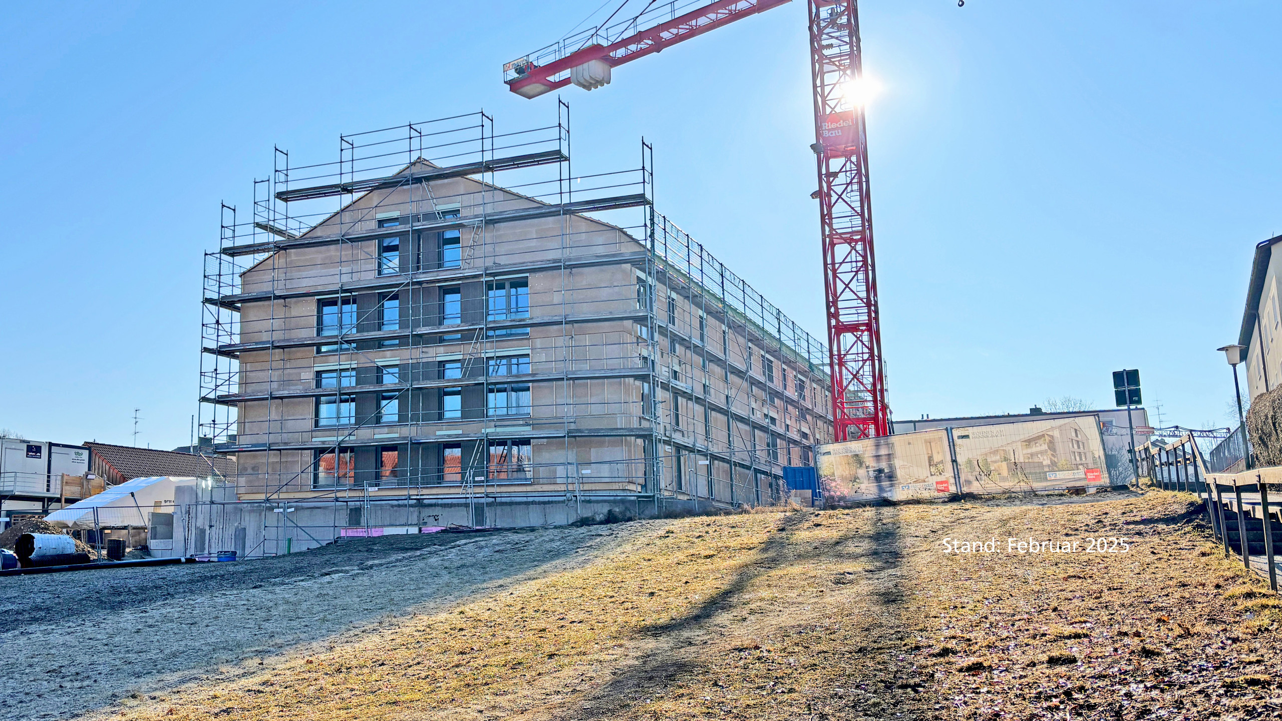 Wohnen am Hennigbach - Baustand Febraur 2025 Neubauprojekt Wohnen am Hennigbach, Ausbau Fassade und Dach, Baustand April 2024