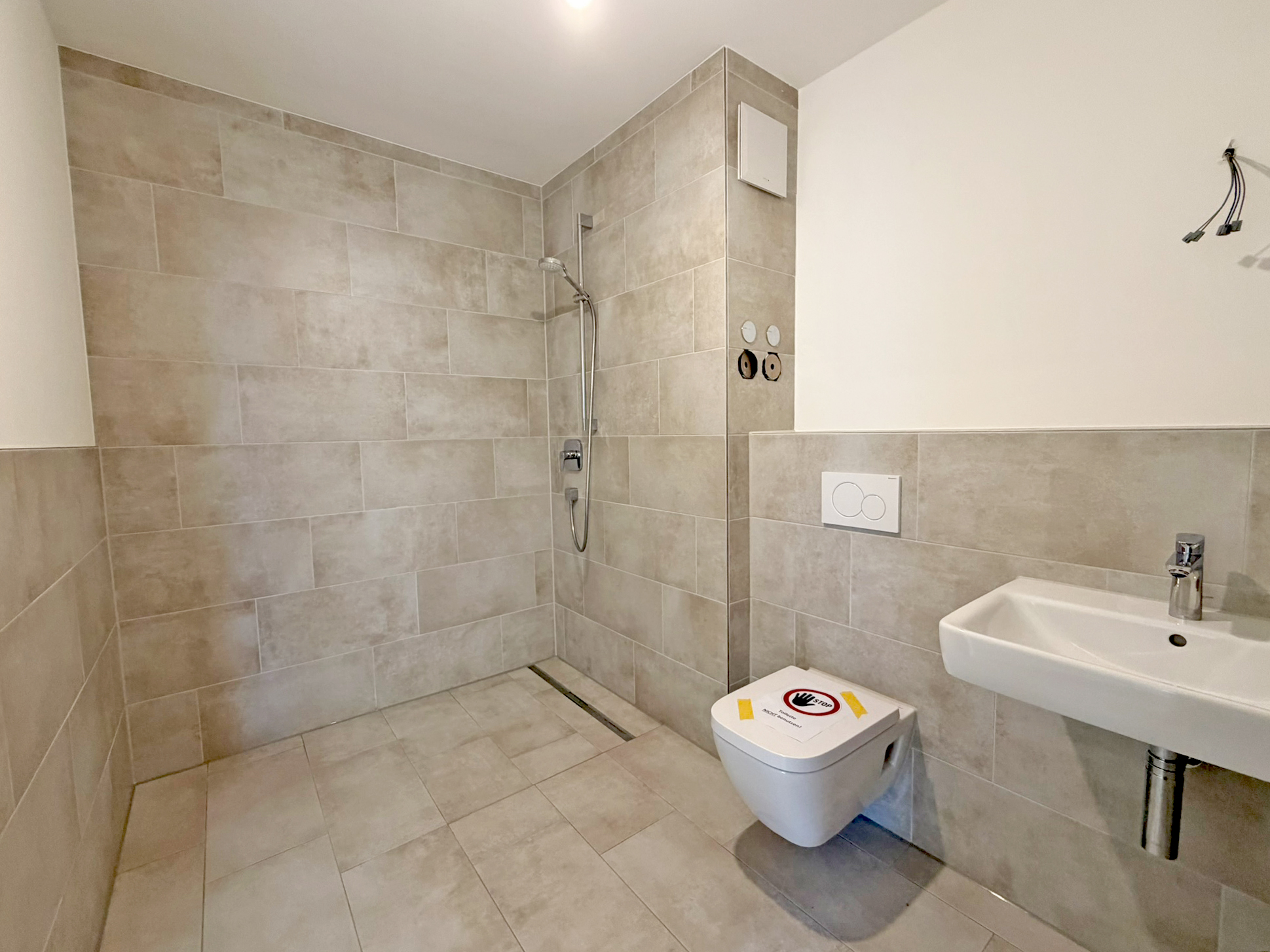 Modernes_Bad_mit_bodgengleicher_Dusche