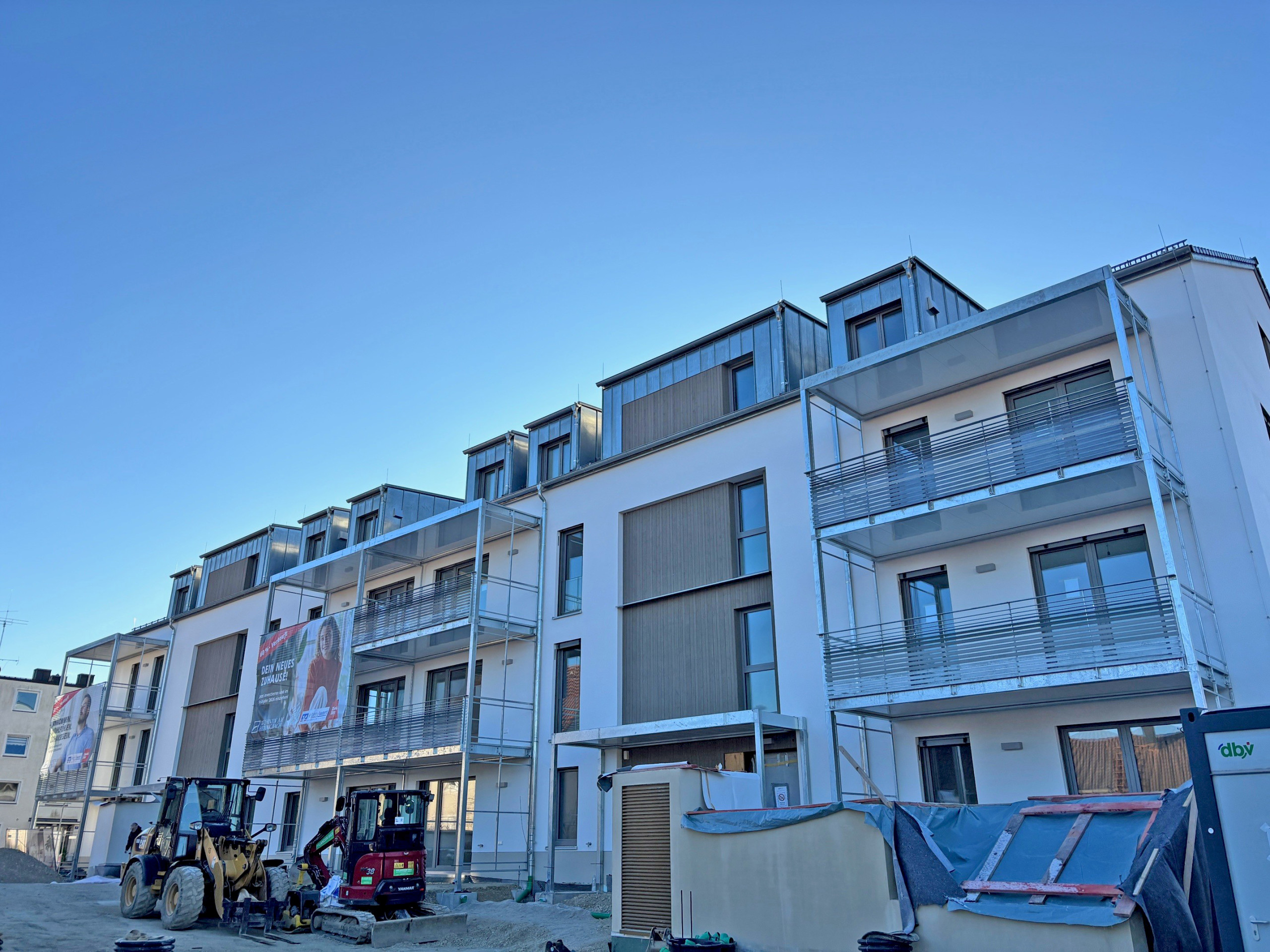 Neubauprojekt Wohnen am Hennigbach, Haus mit Balkonen, Baustand November 2025