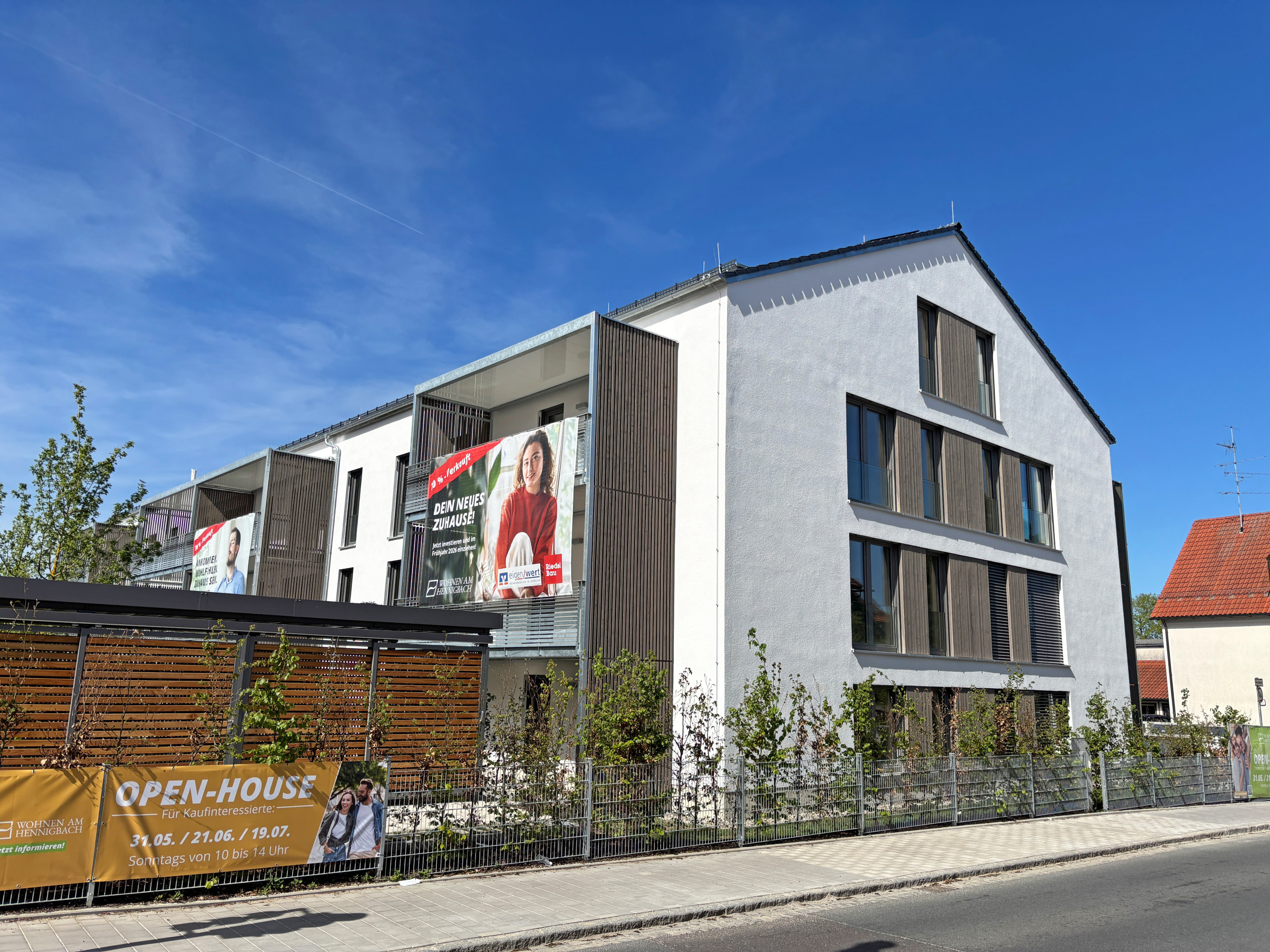 Straßenansicht_des_Mehrfamilienhauses_in_Markt_Schwaben