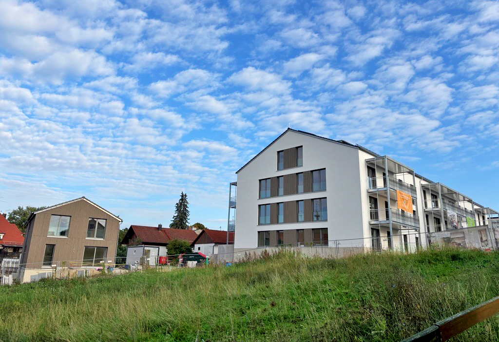 Wohnen am Hennigbach - Baustand September 2025 Neubauprojekt Wohnen am Hennigbach, Haus mit Balkonen, Baustand September 2025
