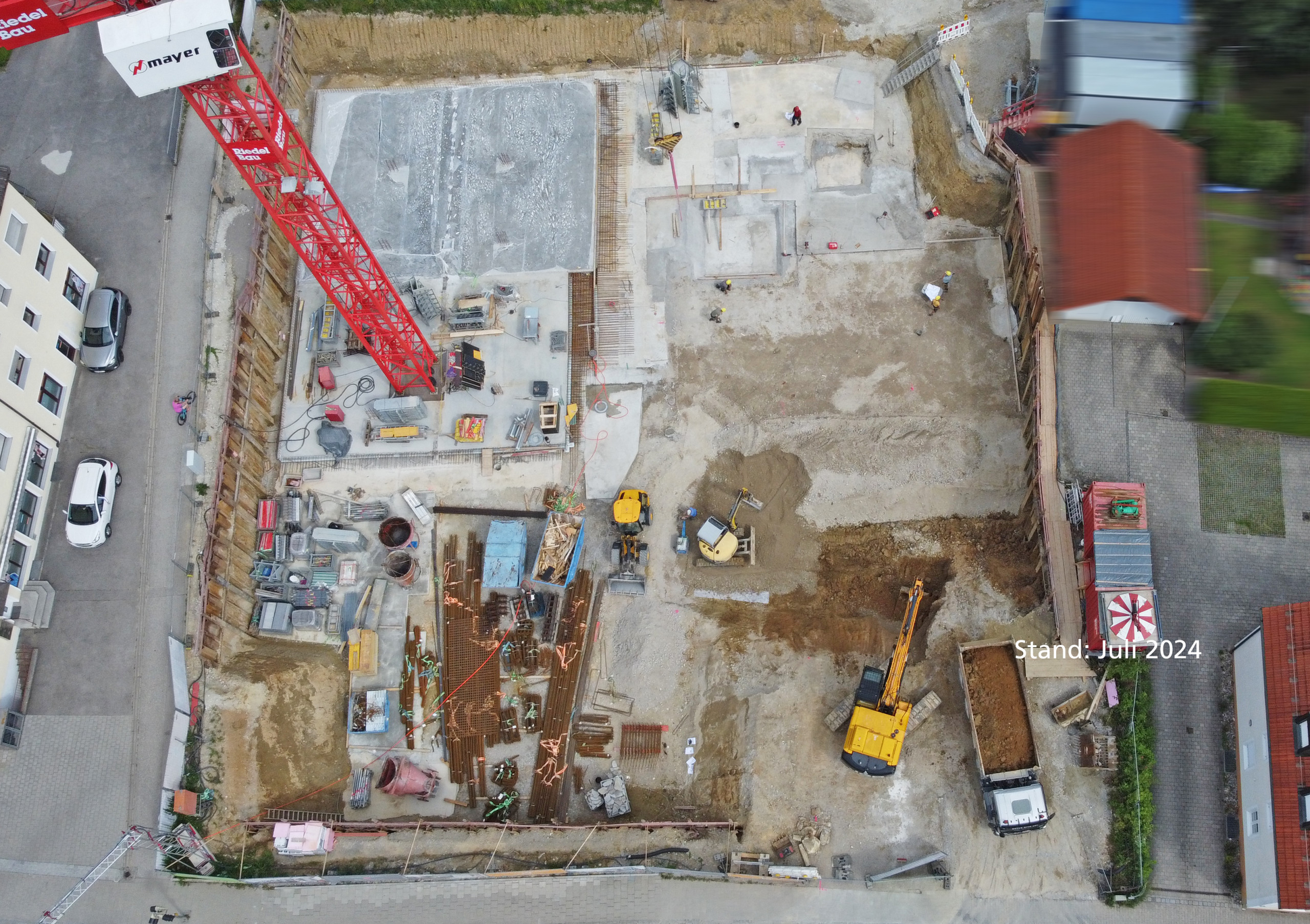 Wohnen am Hennigbach - Baustand Juli 2024 Neubauprojekt Wohnen am Hennigbach, Kran Aufbau, Baustand Juli 2024