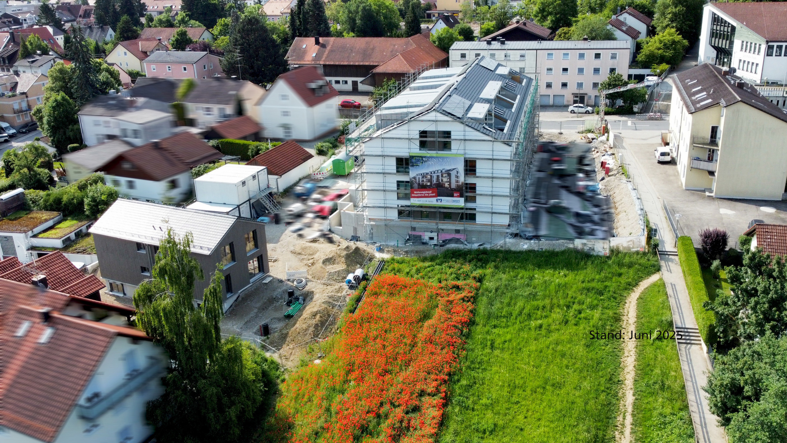 Wohnen am Hennigbach - Baustand Juni 2025 Neubauprojekt Wohnen am Hennigbach, verputztes Haus, Baustand Juni 2025