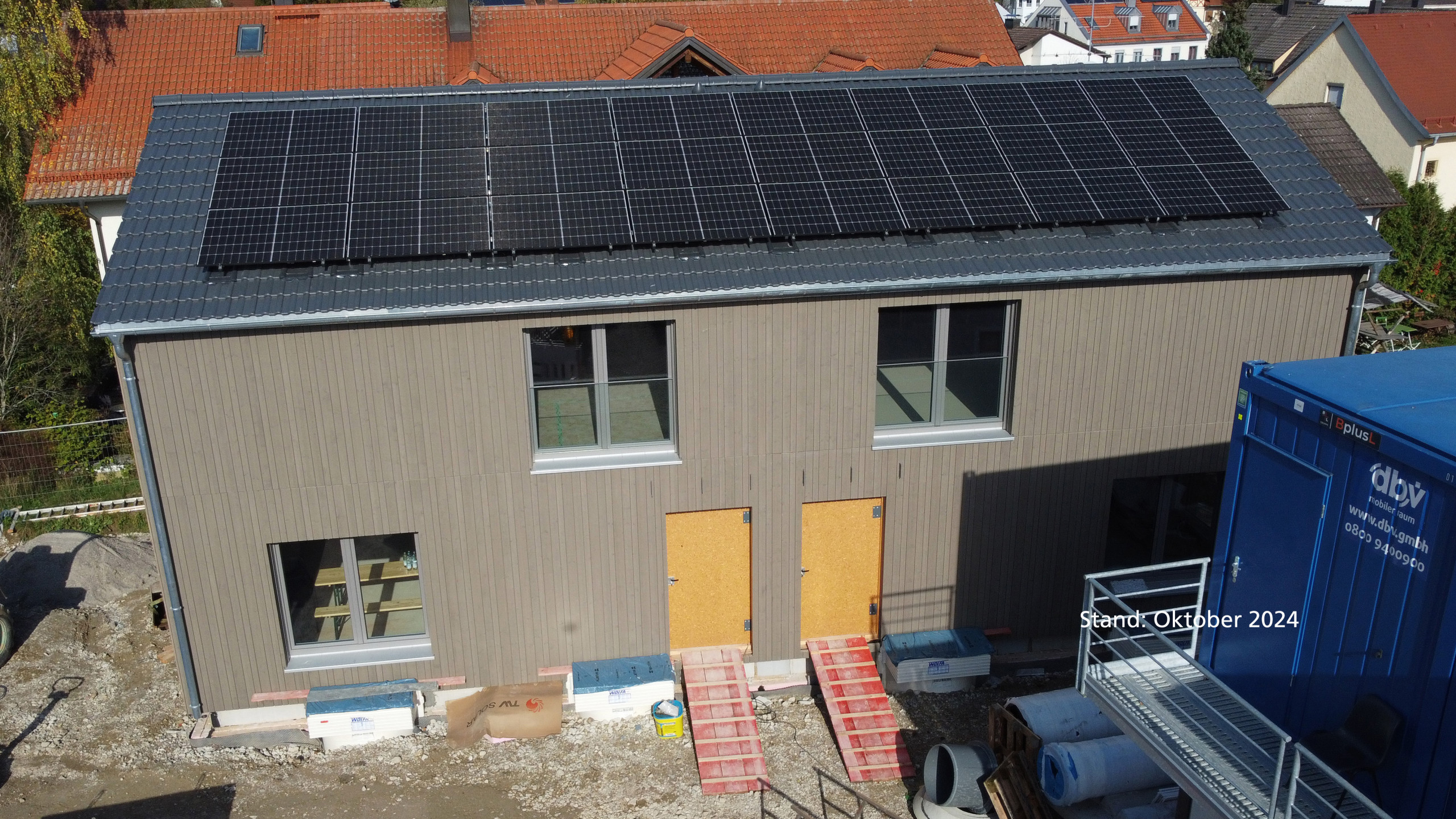 Wohnen am Hennigbach - Baustand Oktober 2024 Neubauprojekt Wohnen am Hennigbach, Fassade Zweifamilienhaus, Baustand Oktober 2024