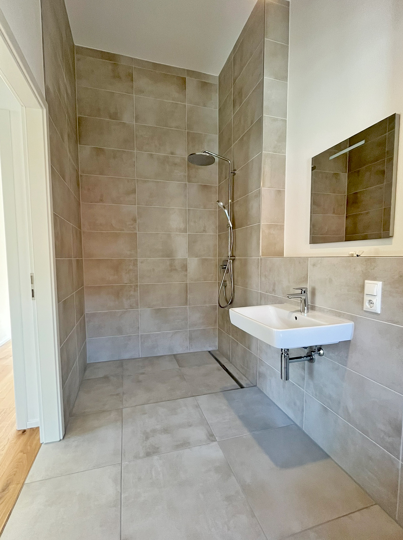 Dusche_mit_hohen_Decken