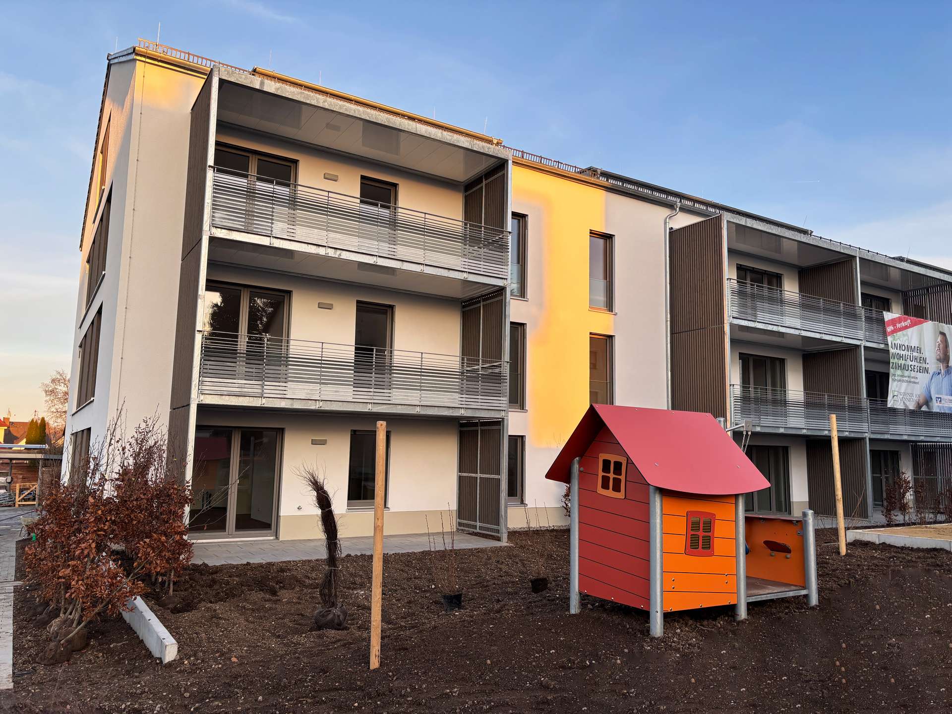 Seitenansicht des Mehrfamilienhauses