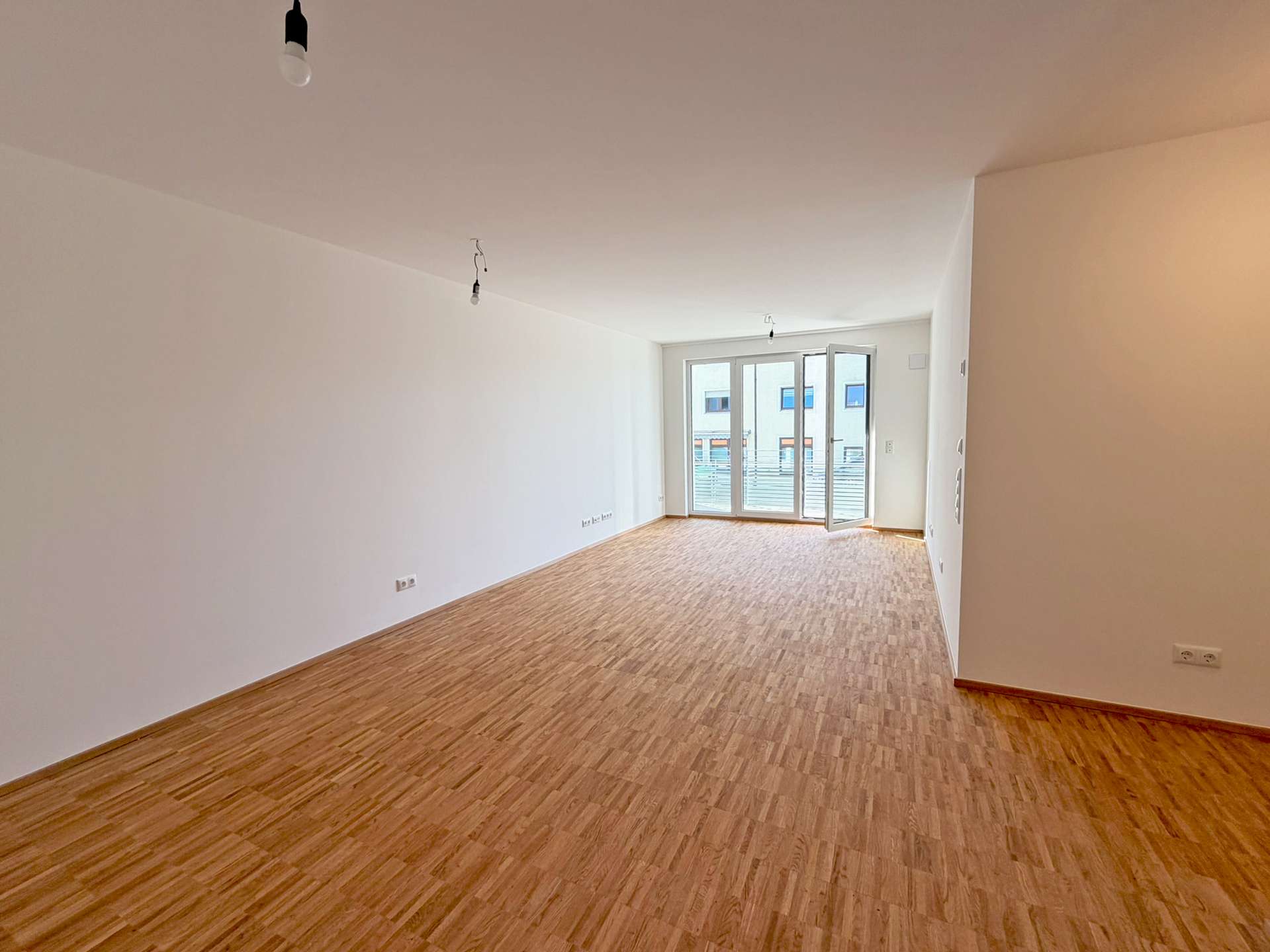 Helles Wohnzimmer mit Balkonzugang