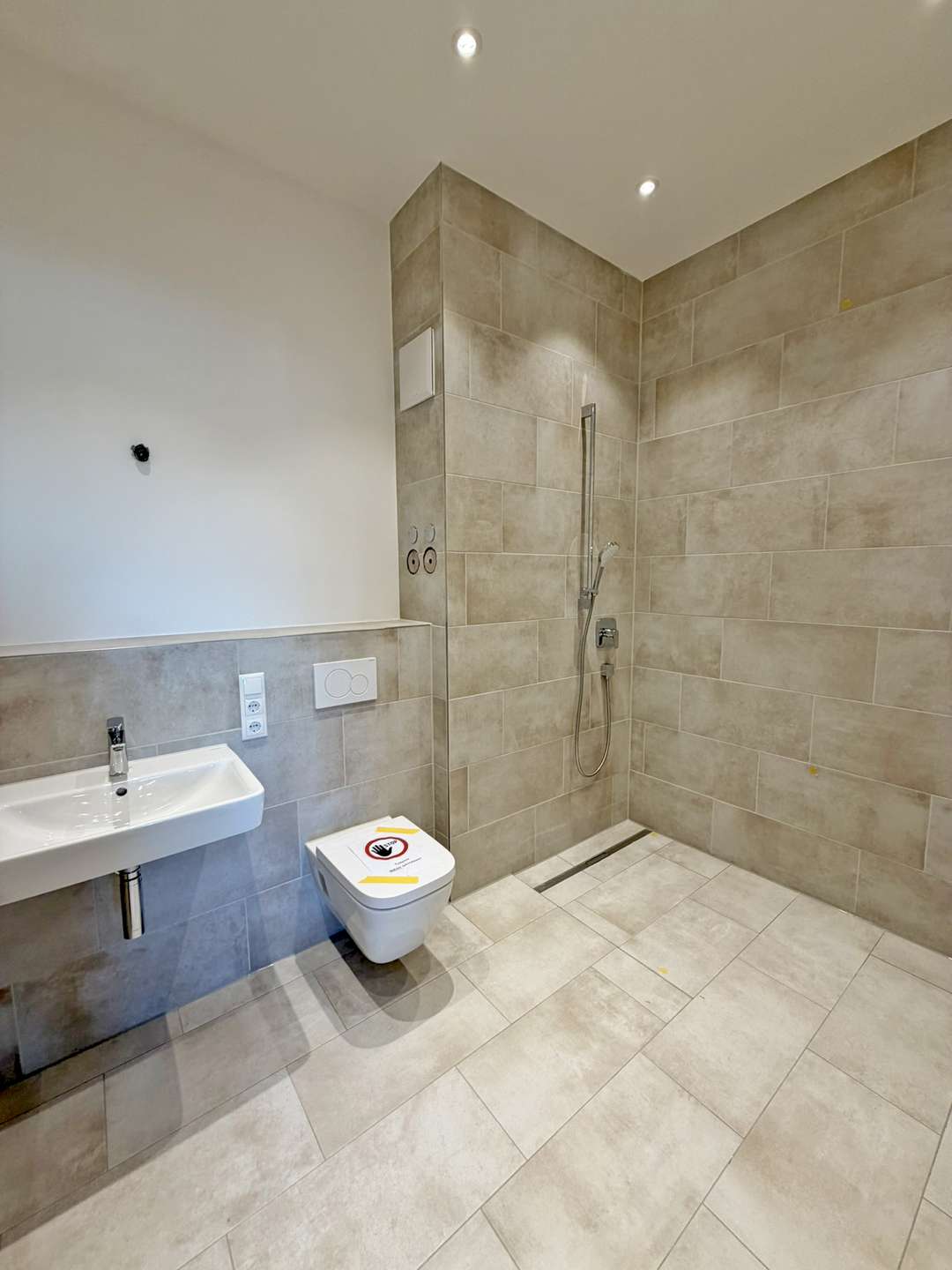 Modernes Bad mit bodengleicher Dusche