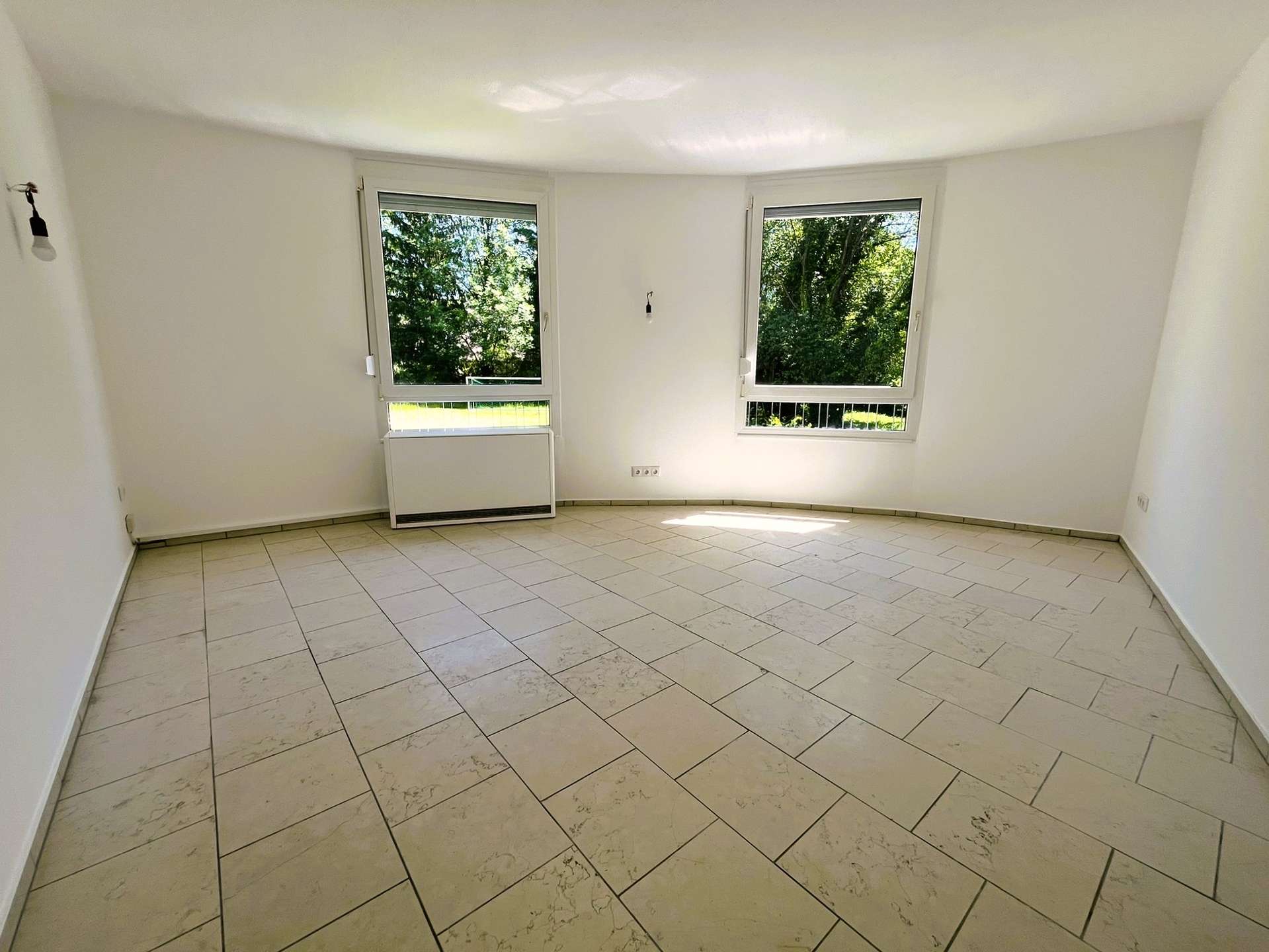 Kinderzimmer mit zwei Fenstern und Blick ins Grüne