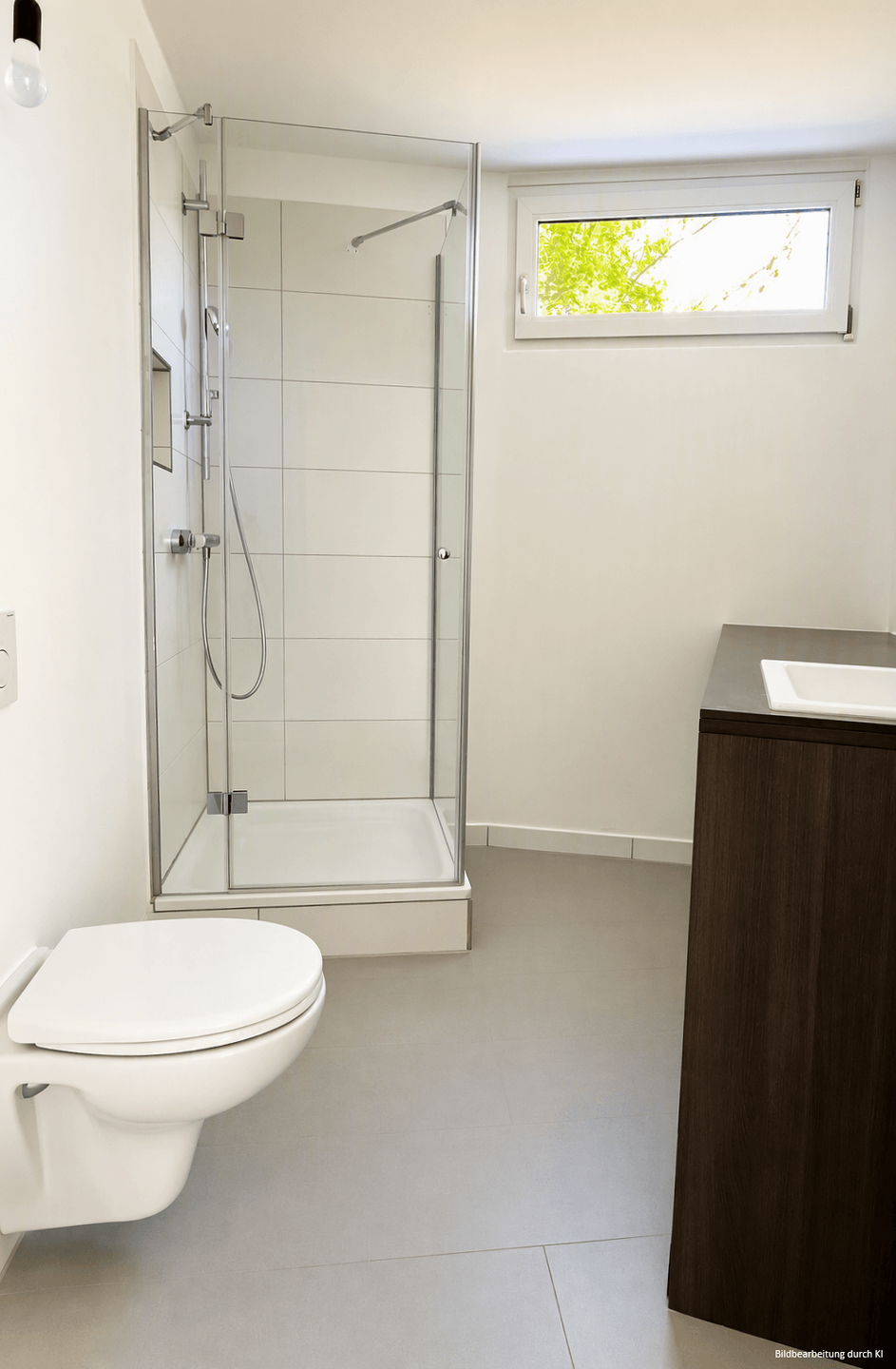 Badezimmer mit Fenster und Dusche