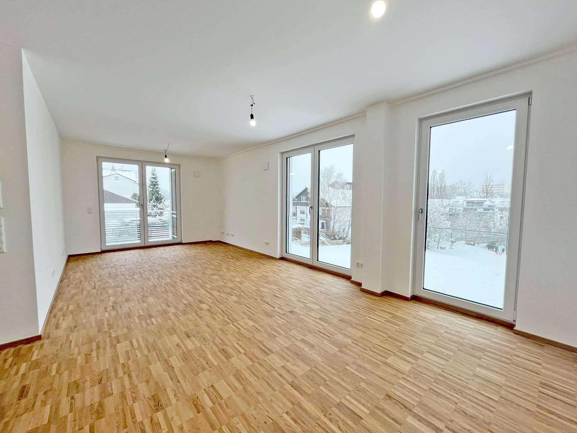 Helles Wohnzimmer mit Balkonzugang Whg. 15
