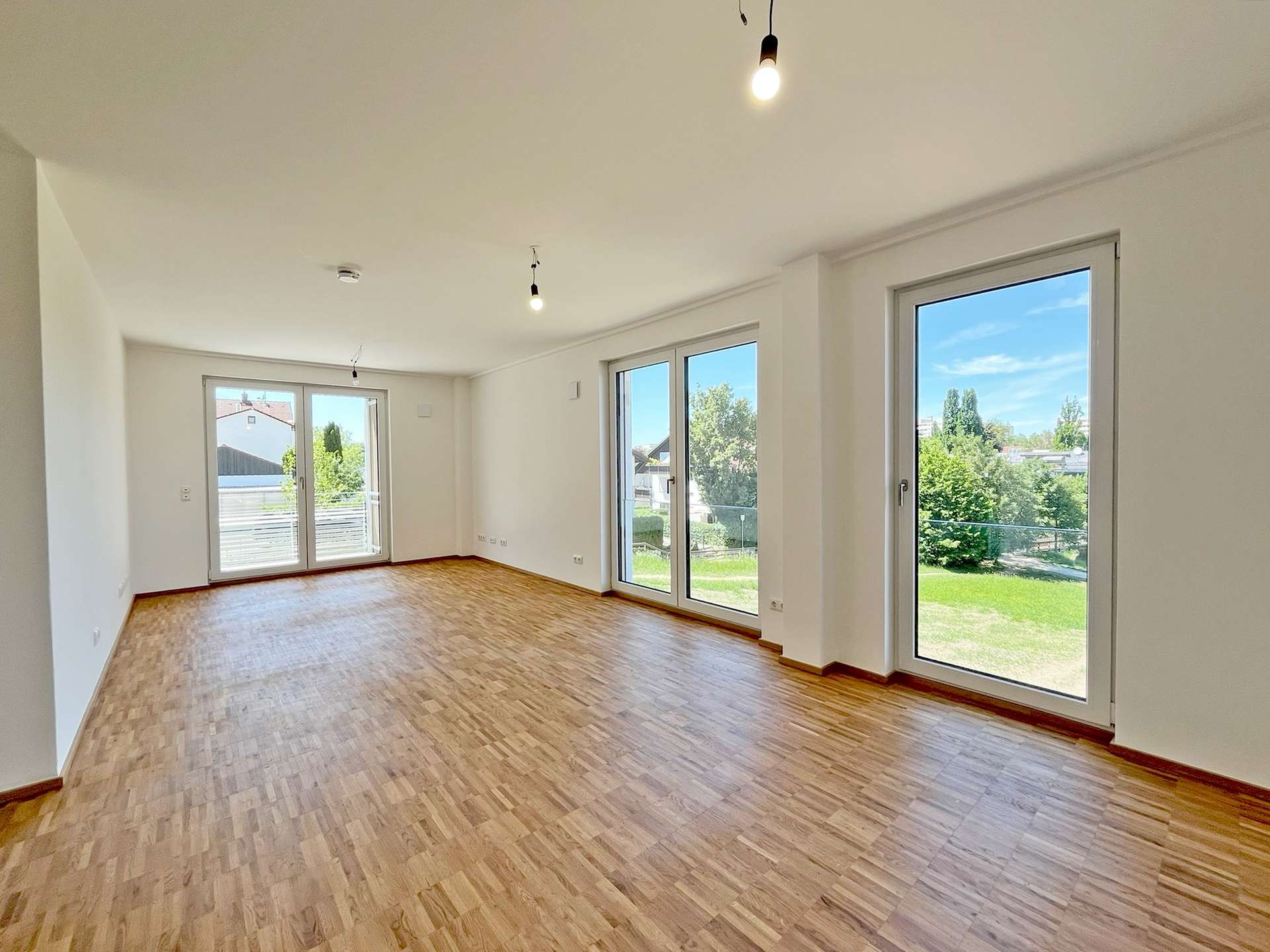 Helles Wohnzimmer mit Balkonzugang