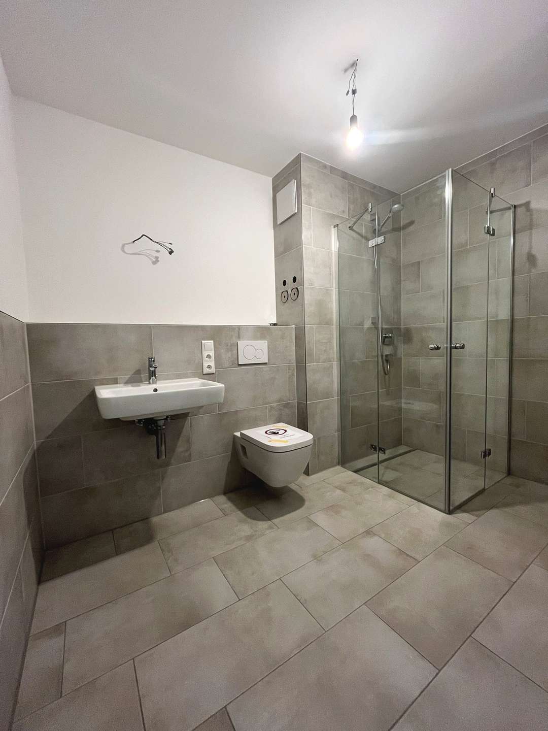 Badezimmer mit Glassdusche