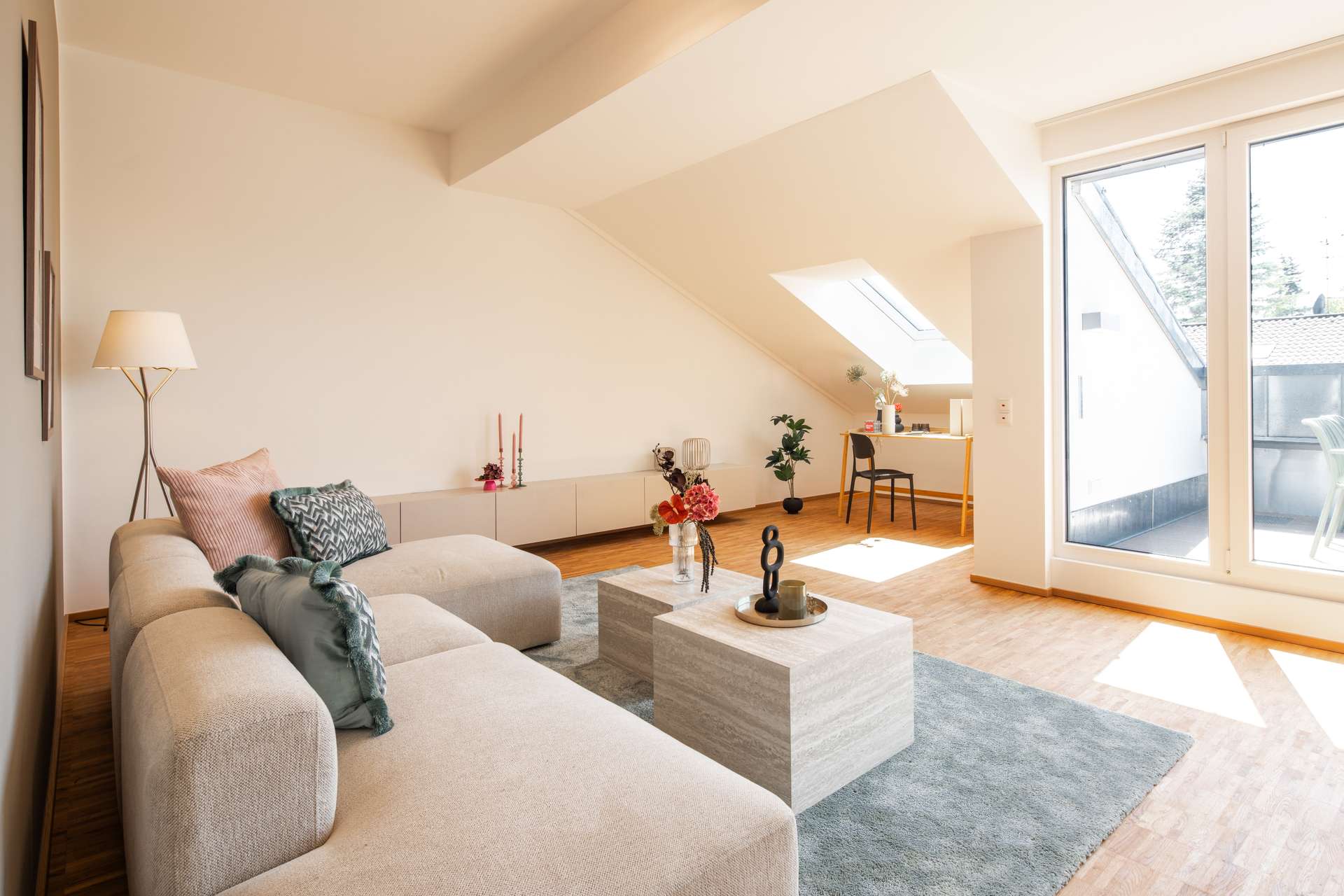 Großzügiges Wohnzimmer (Musterwohnung)