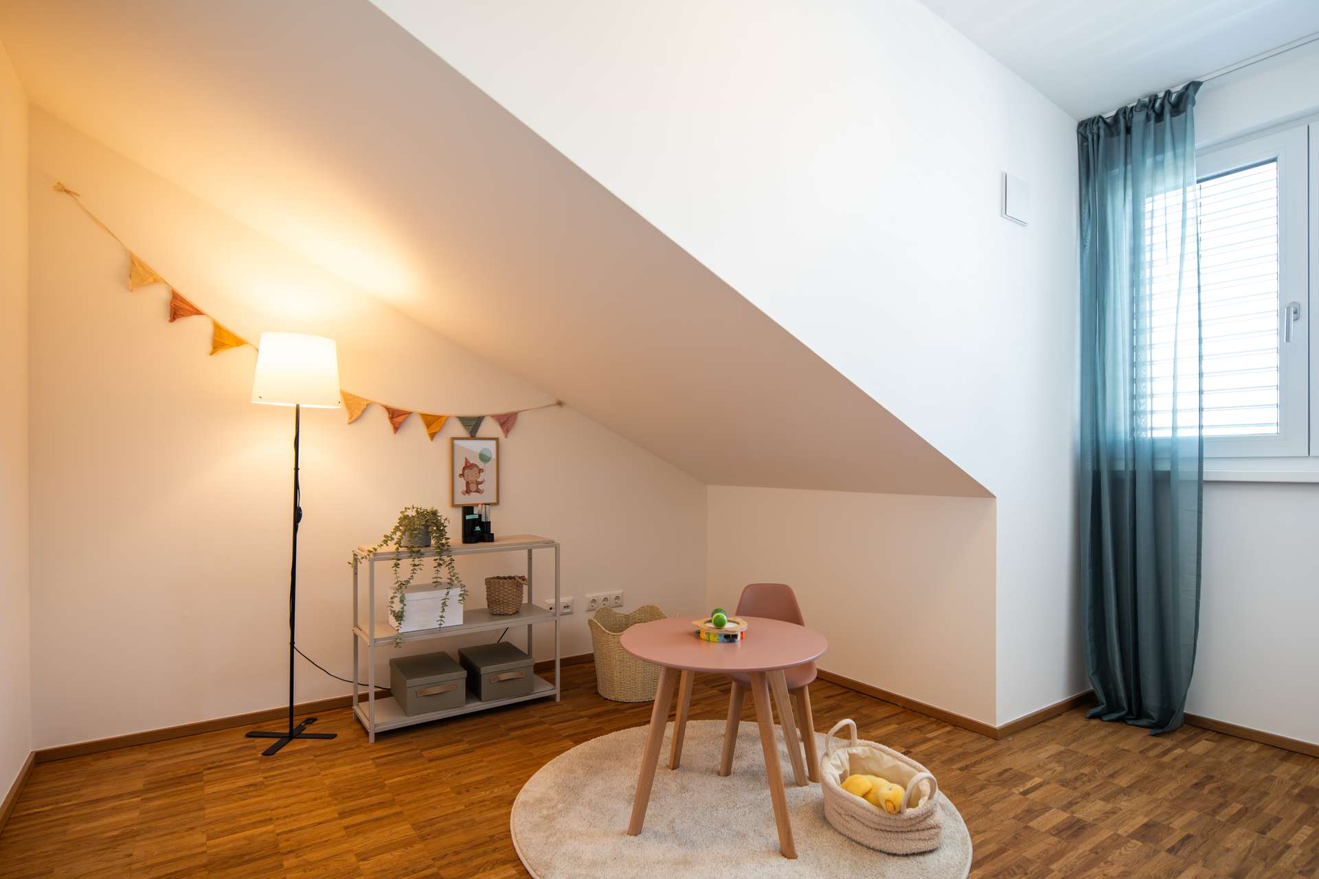 Kinderzimmer mit Dachschrägen (Musterwohnung)