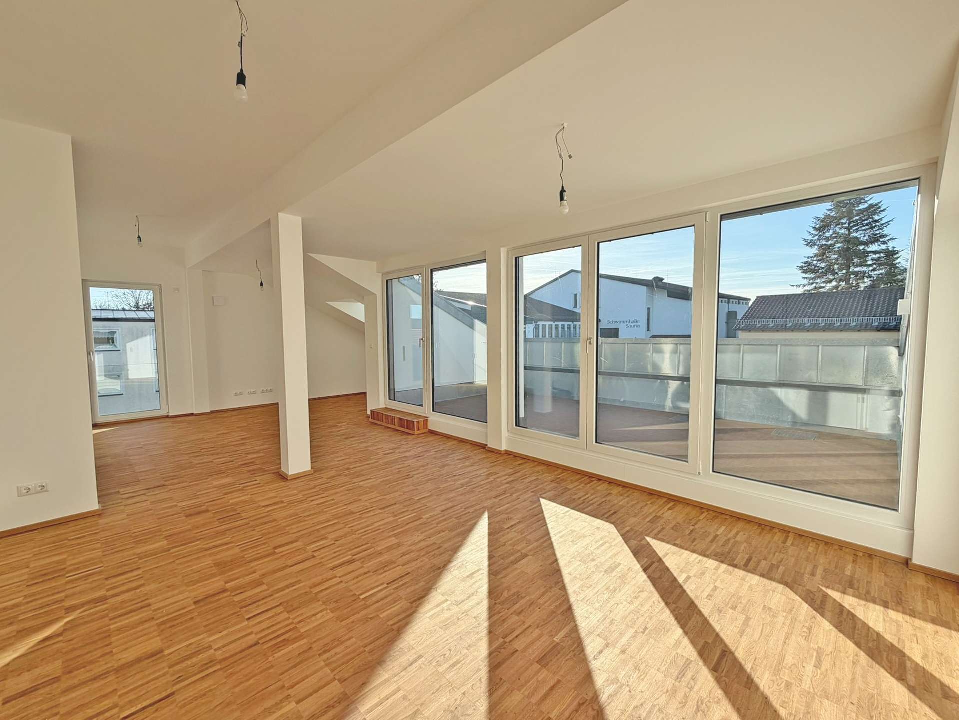 Lirchtdurchflutetes Wohnzimmer mit Terrassenzugang