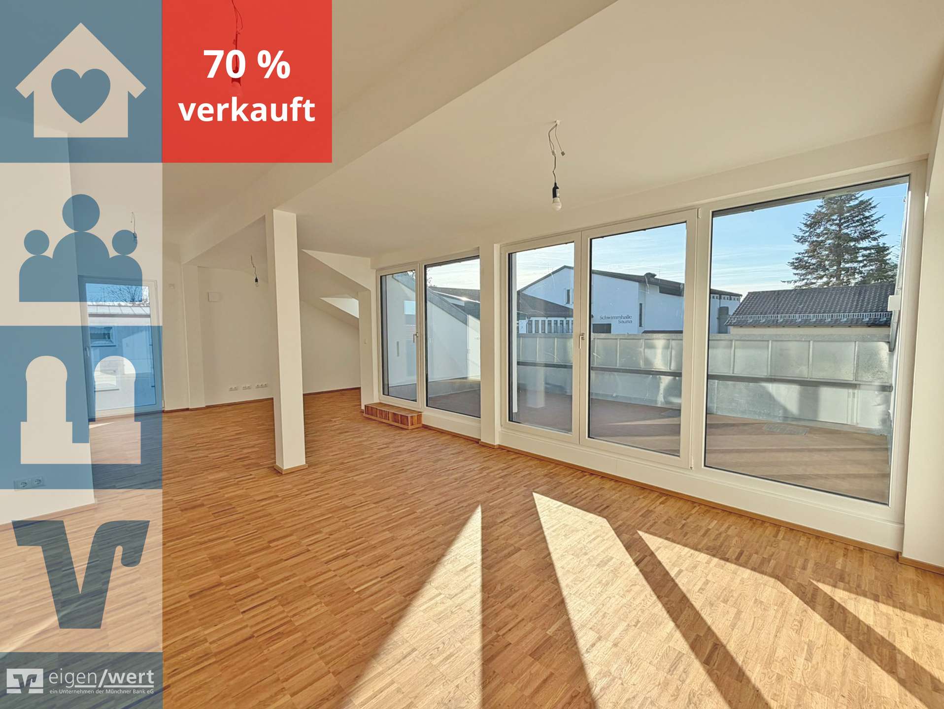 Lirchtdurchflutetes Wohnzimmer mit Terrassenzugang