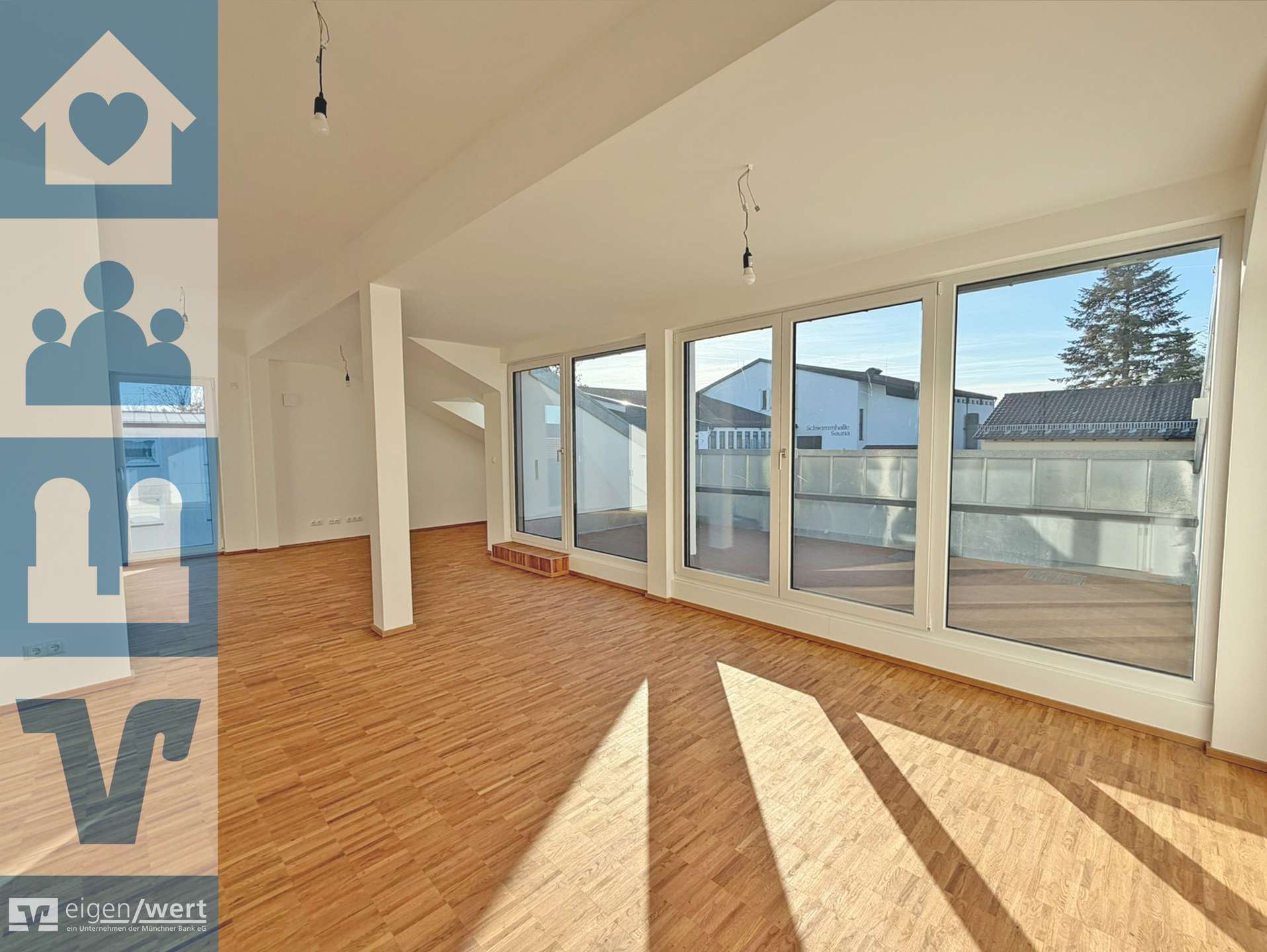 Lirchtdurchflutetes Wohnzimmer mit Terrassenzugang