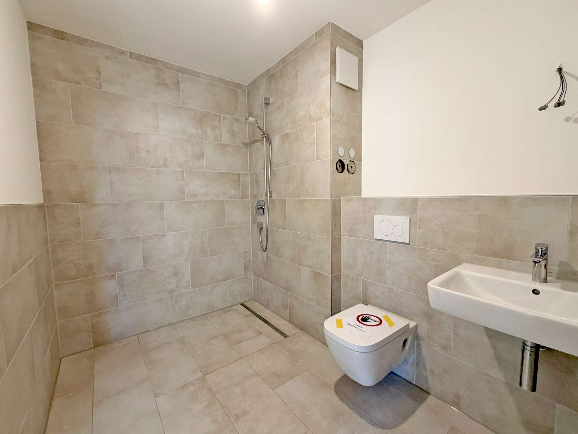 Modernes Bad mit bodgengleicher Dusche