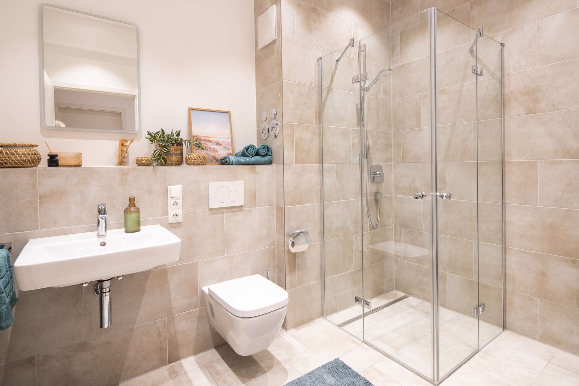 Modernes Badezmmer mit Glasdusche (Musterwohnung)