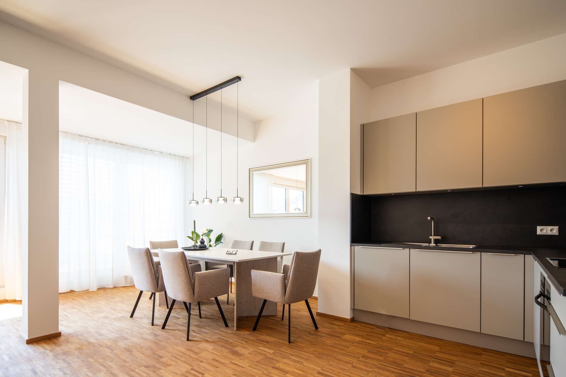Offene Küche und Essbereich (Musterwohnung)