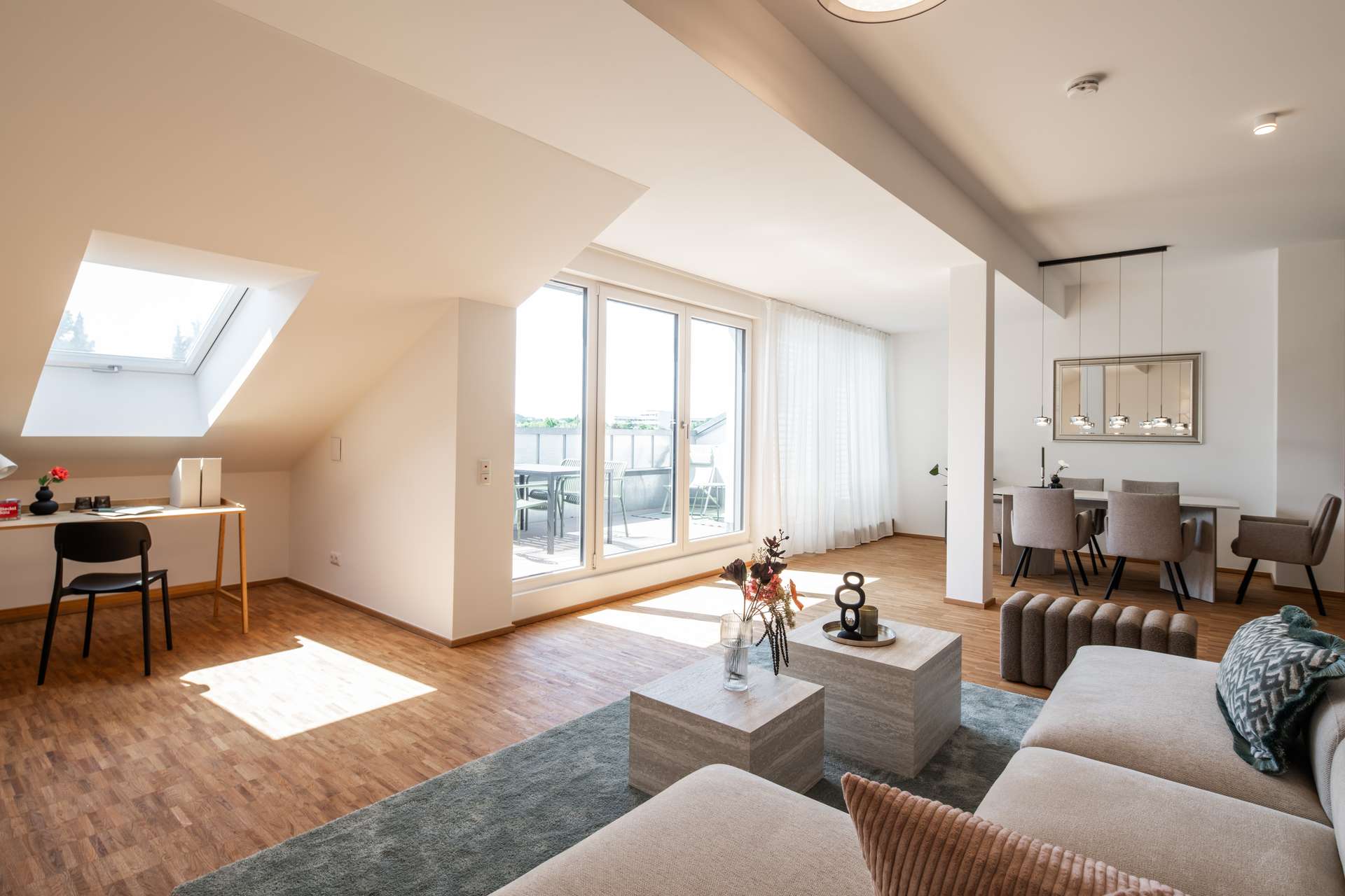 Wohnbereich Blick Terrasse (Musterwohnung)