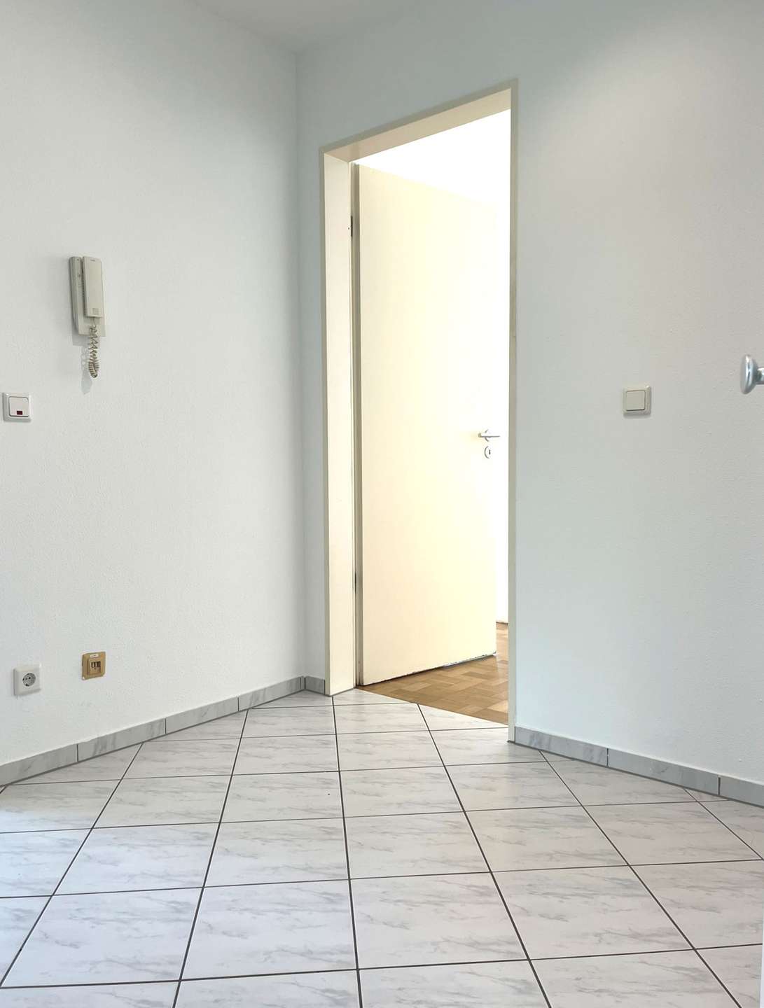 Weiß geflieste Diele