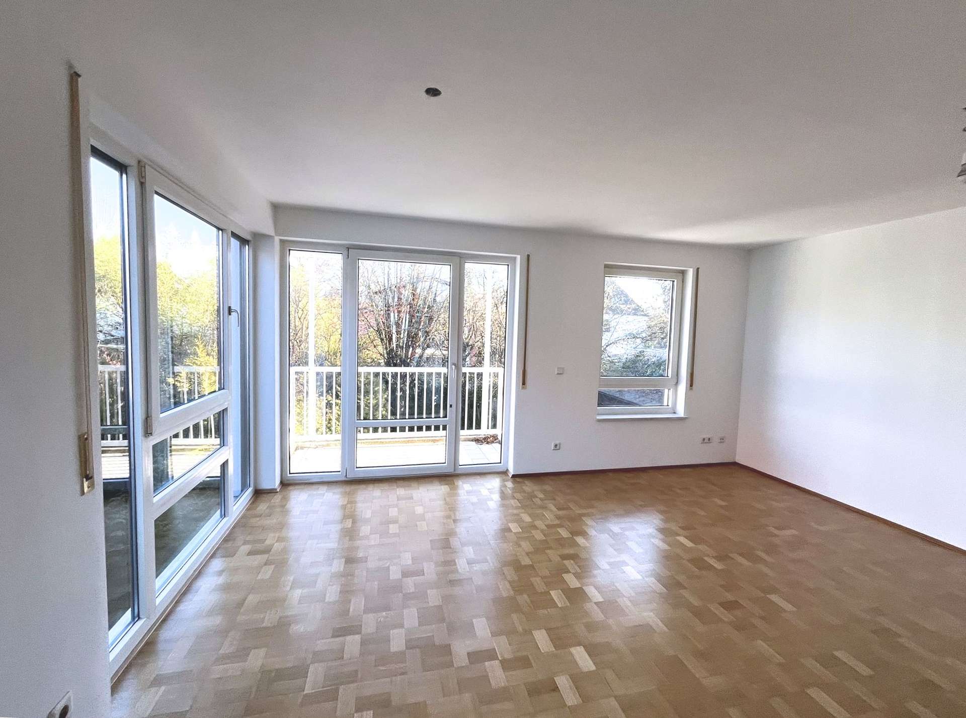 Großzügiger Wohn-Essbereich mit Balkon