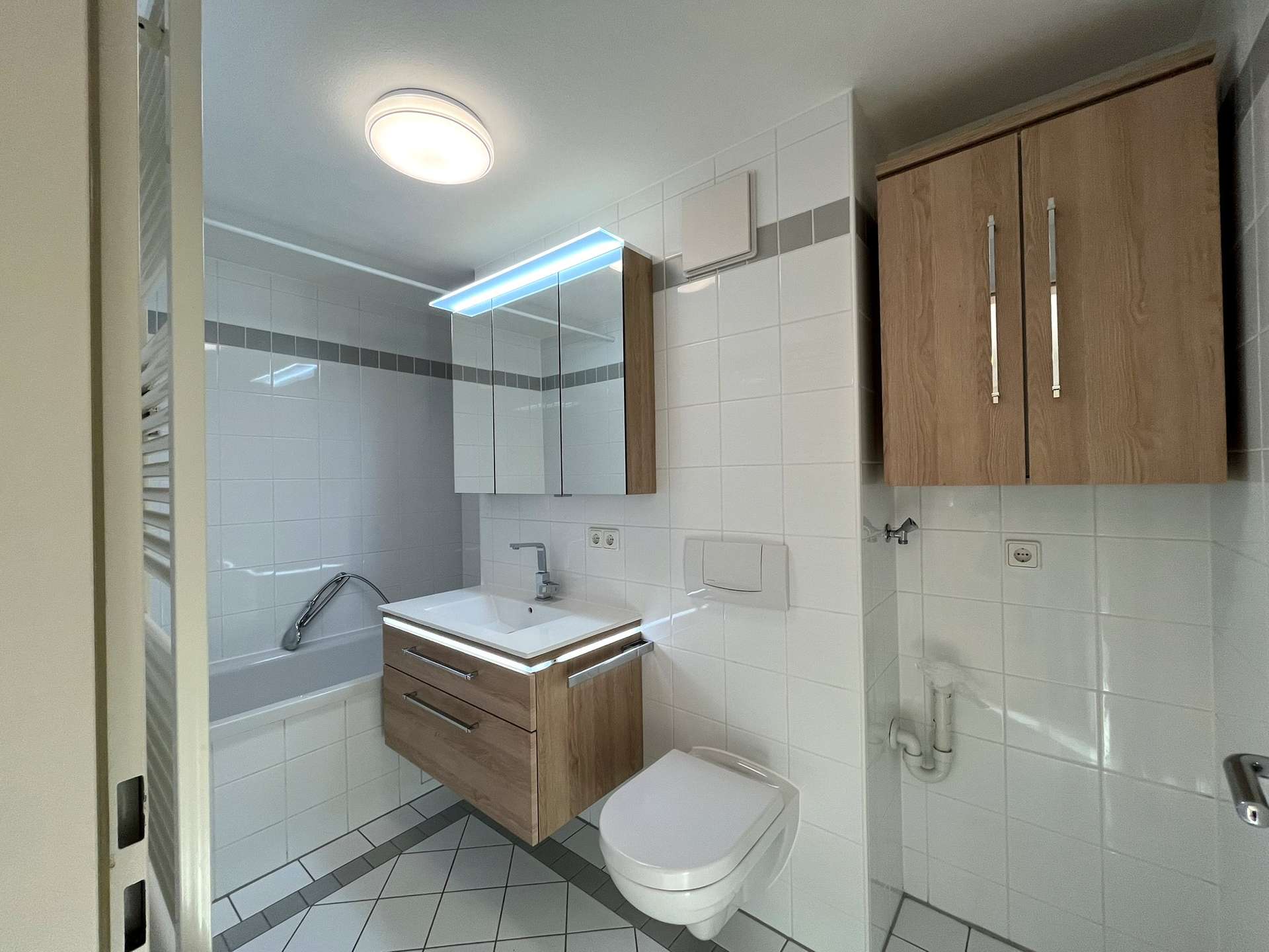 Modernes Badezimmer mit Badewanne