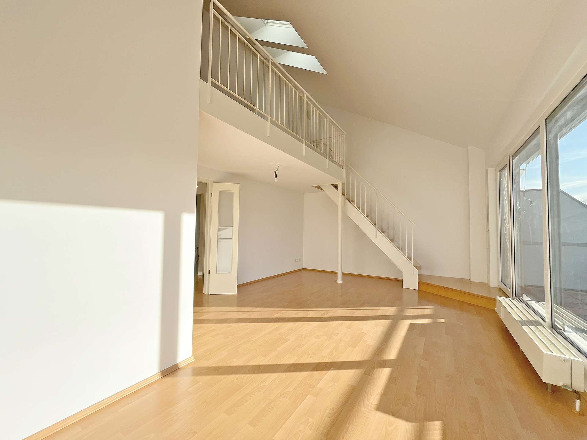 Helle Galeriewohnung mit Zugang zum Balkon