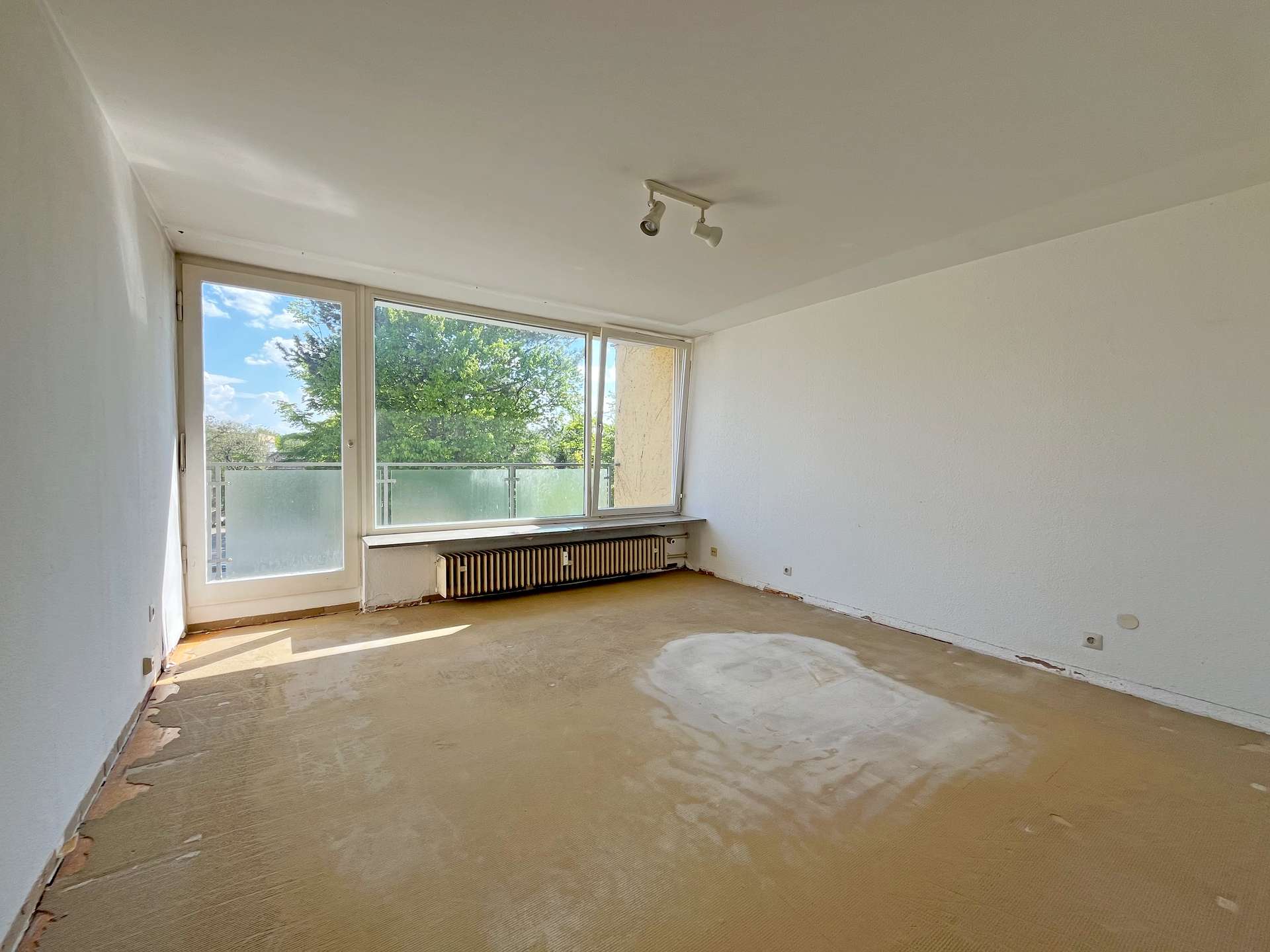 Schlafzimmer mit Zugang zum Balkon