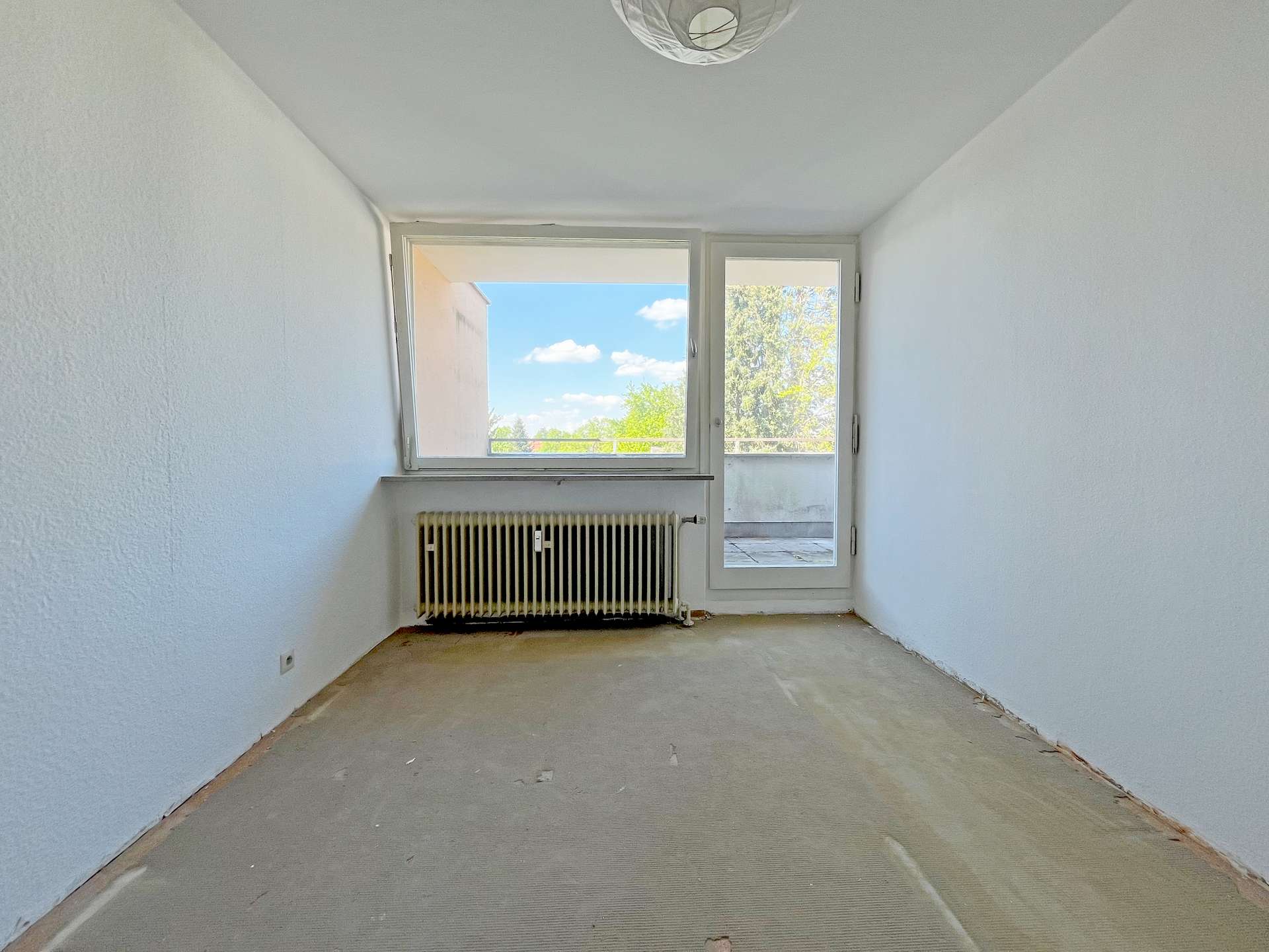 Kinderzimmer mit Zugang zum Balkon
