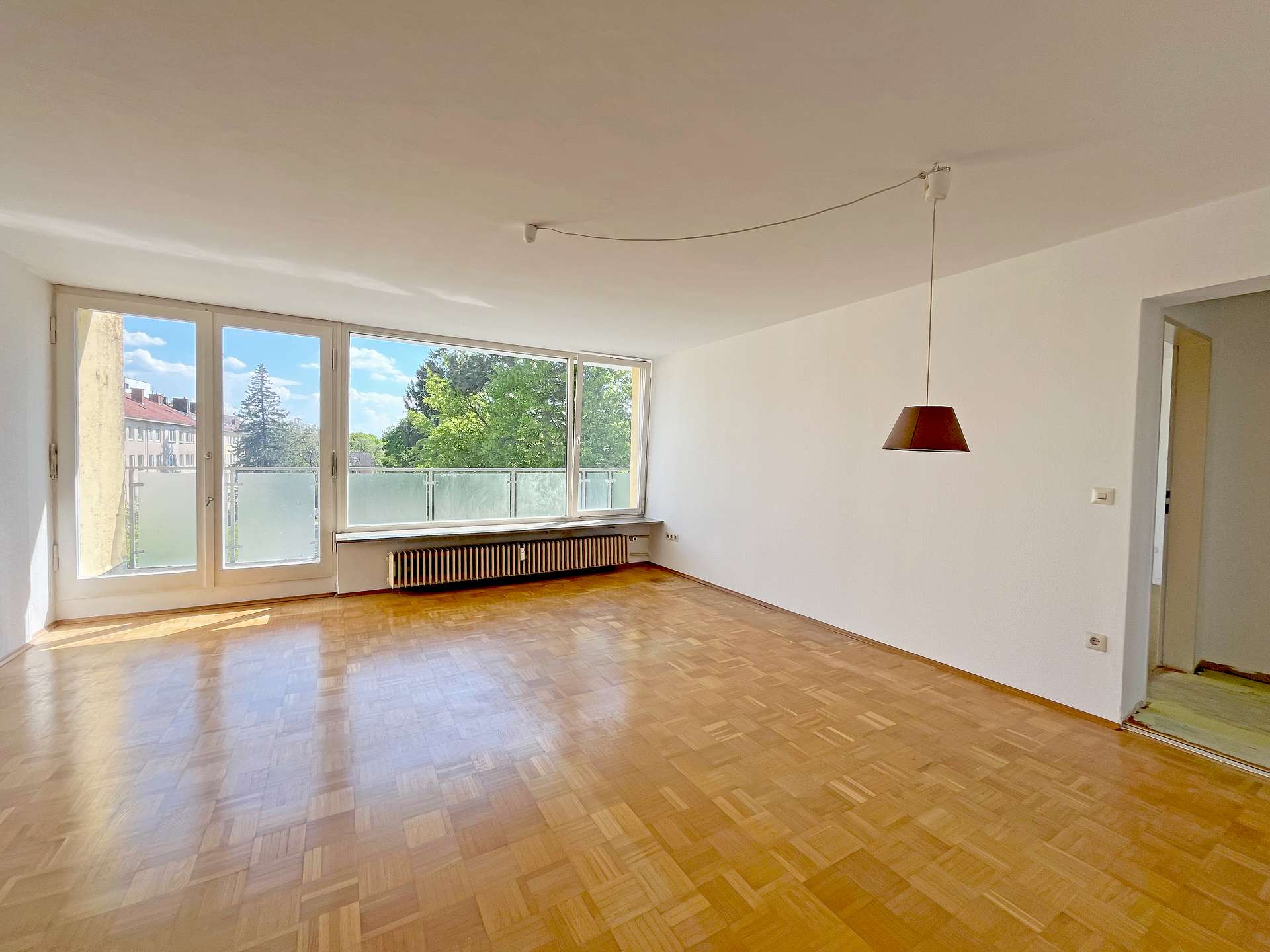 Wohnzimmer mit Zugang zum Balkon