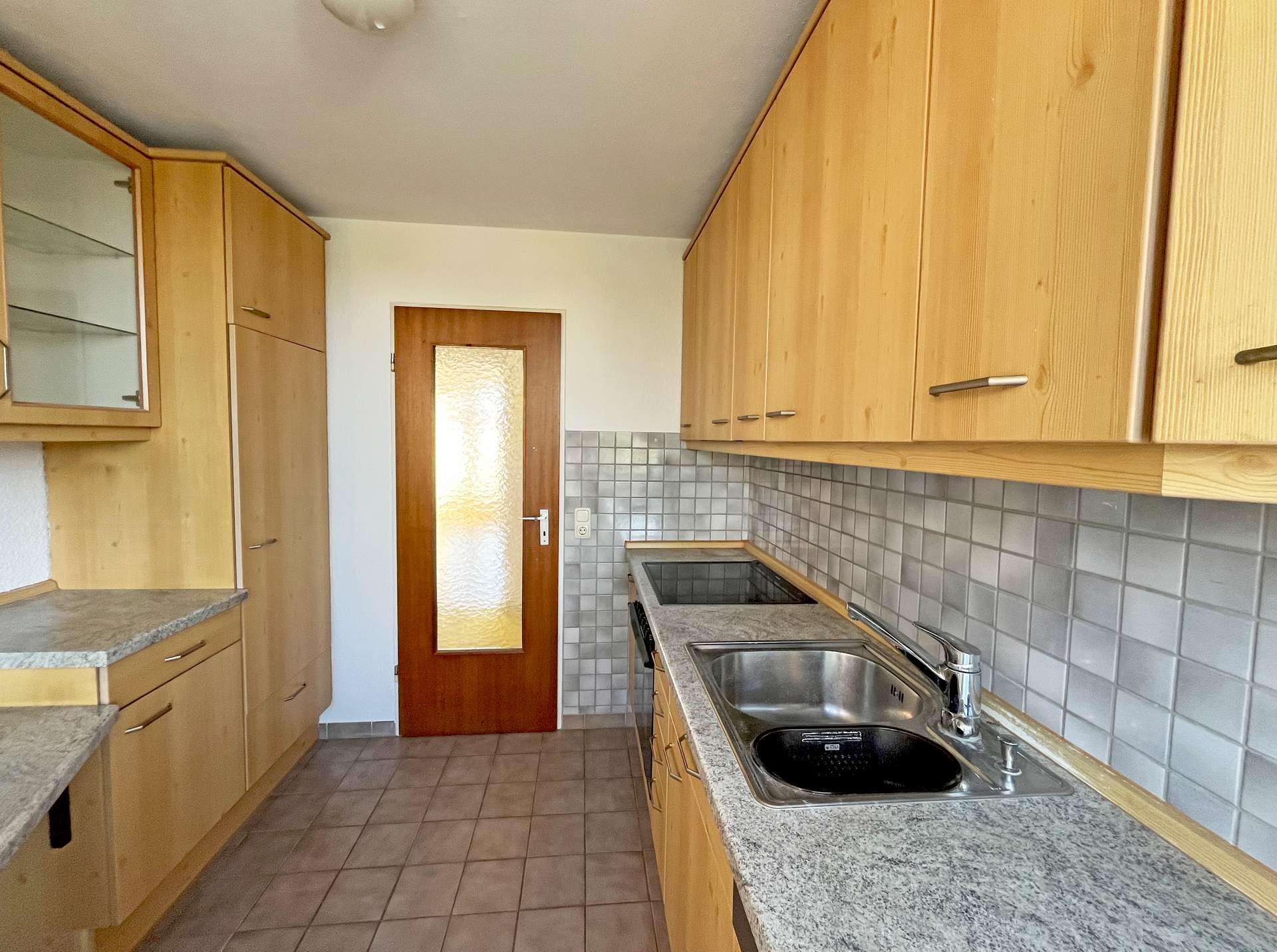 Großzügige Küche mit Einbauküche