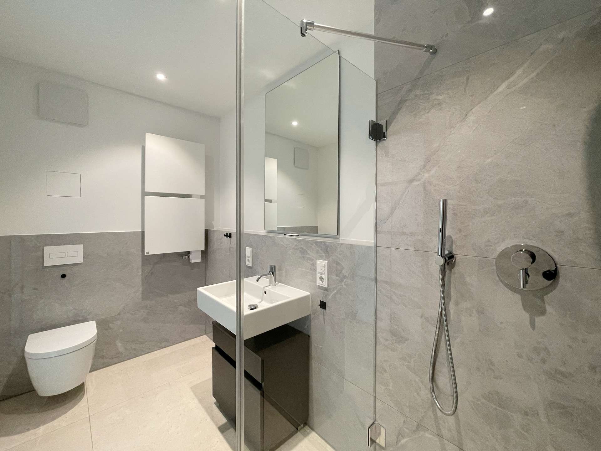 Modernes gefliestes Bad im Obergeschoss