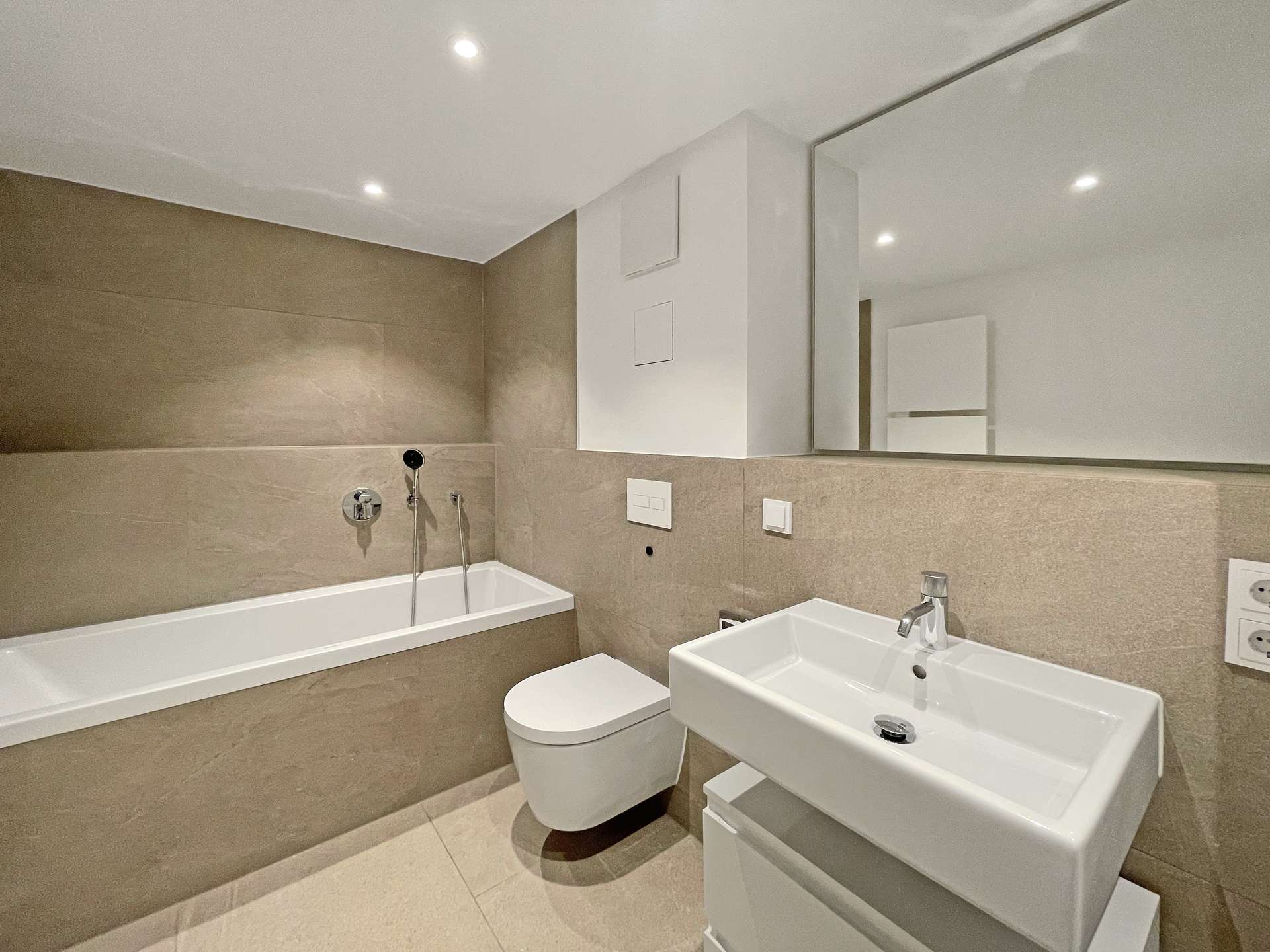 Bad mit Wanne im Untergeschoss