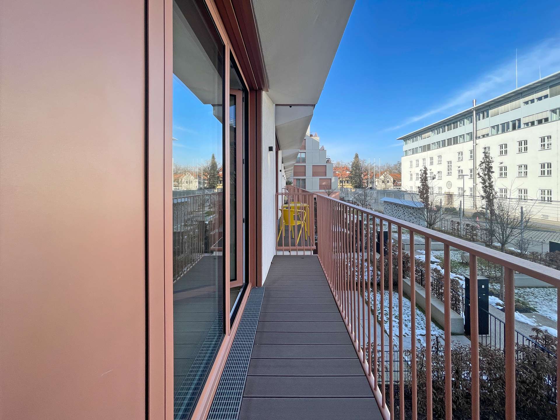 Balkon mit Blick auf Privatgärten