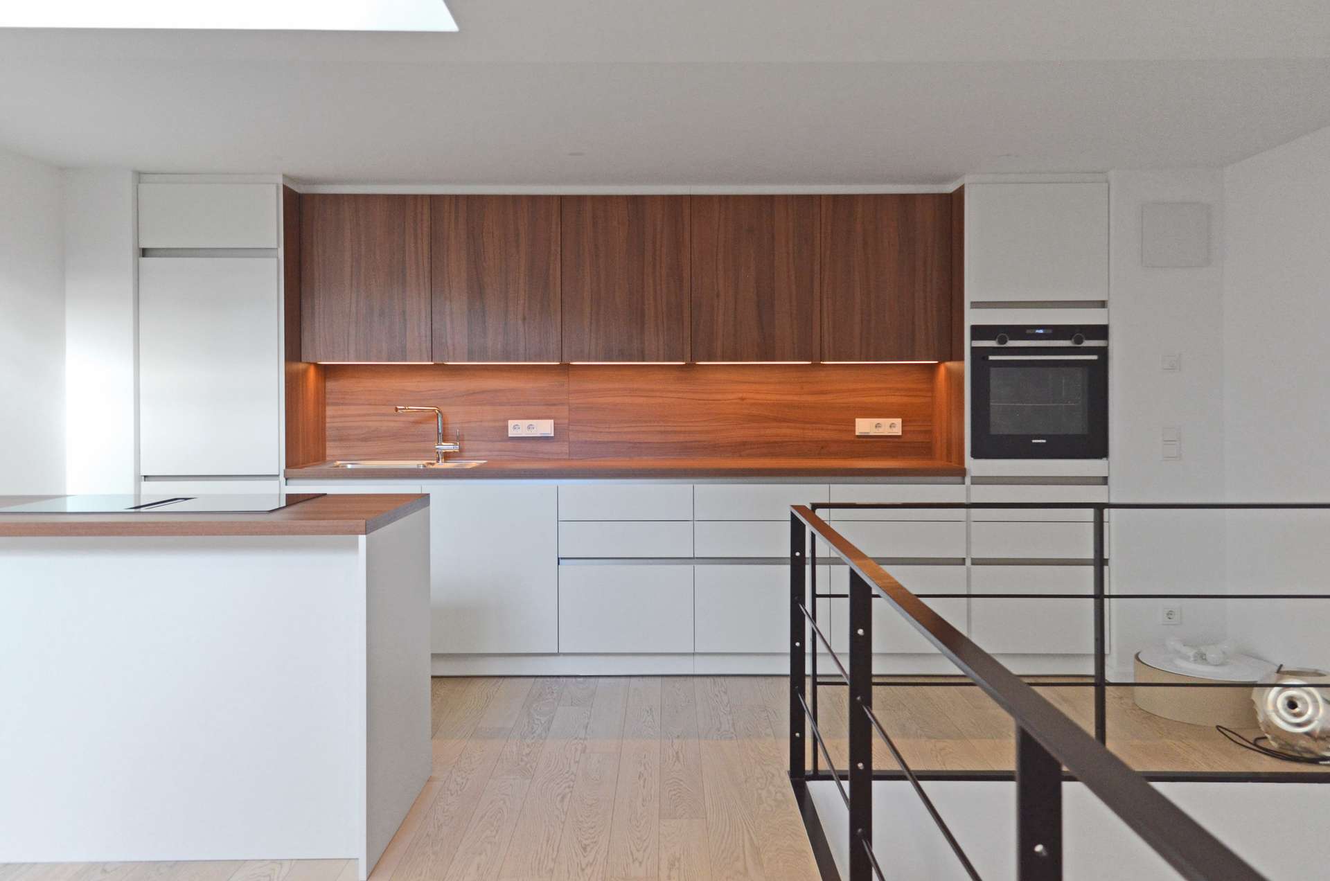 Moderne Einbauküche mit Kochinsel