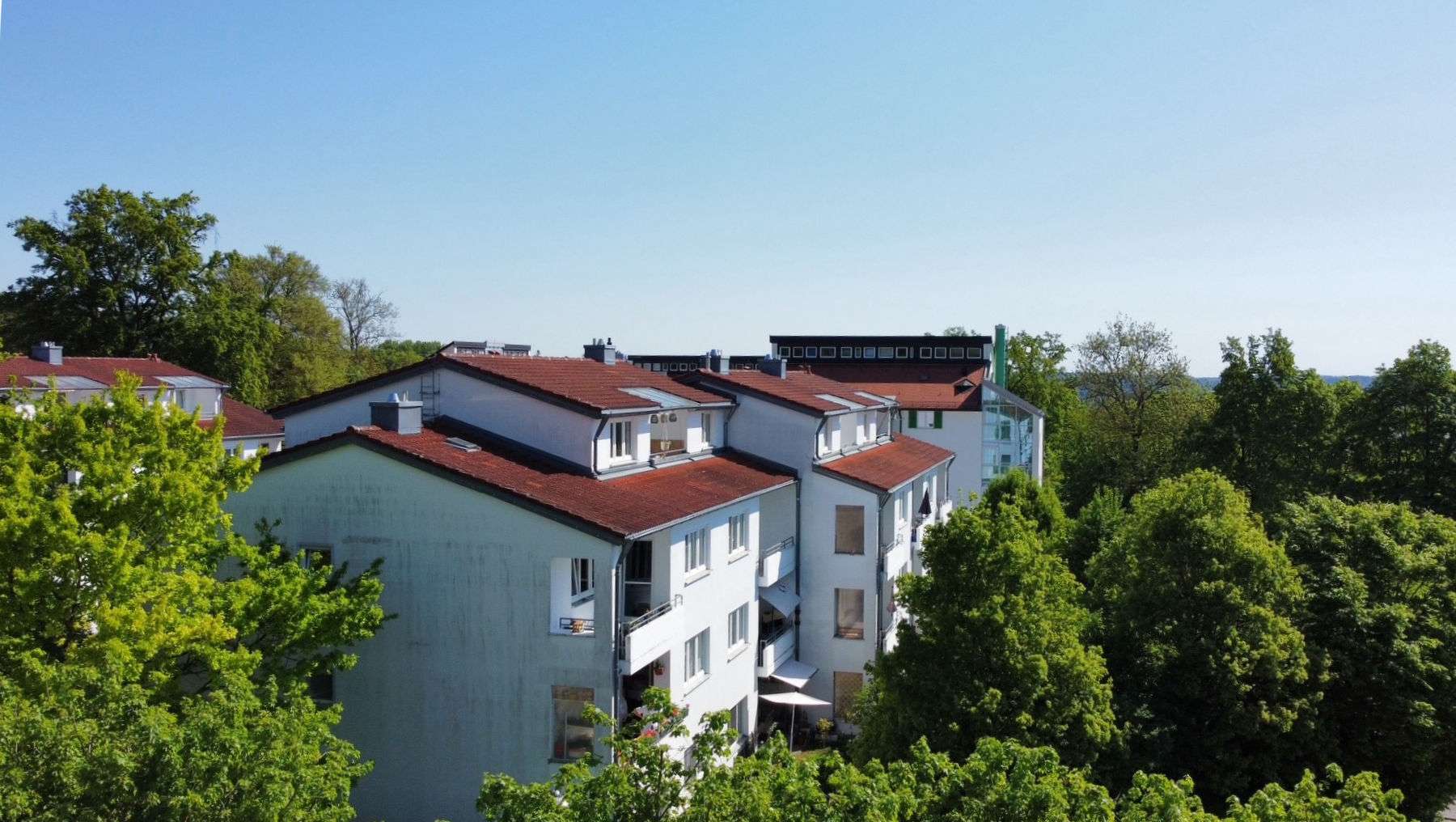 Luftaufnahme des Mehrfamilienhauses