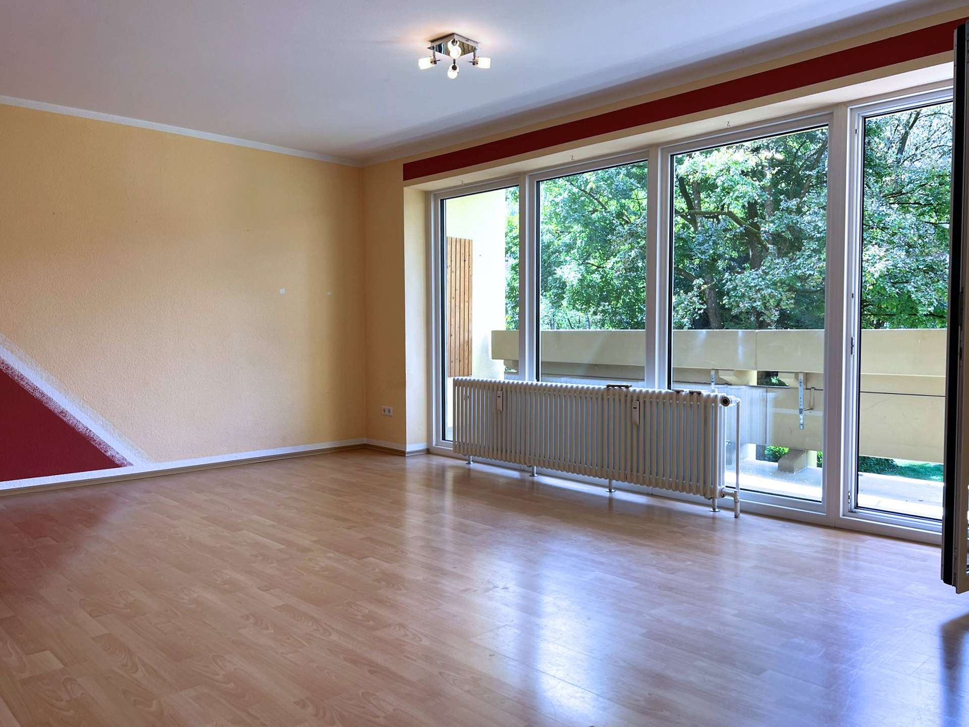 Wohnzimmer mit gesamter Fensterfront