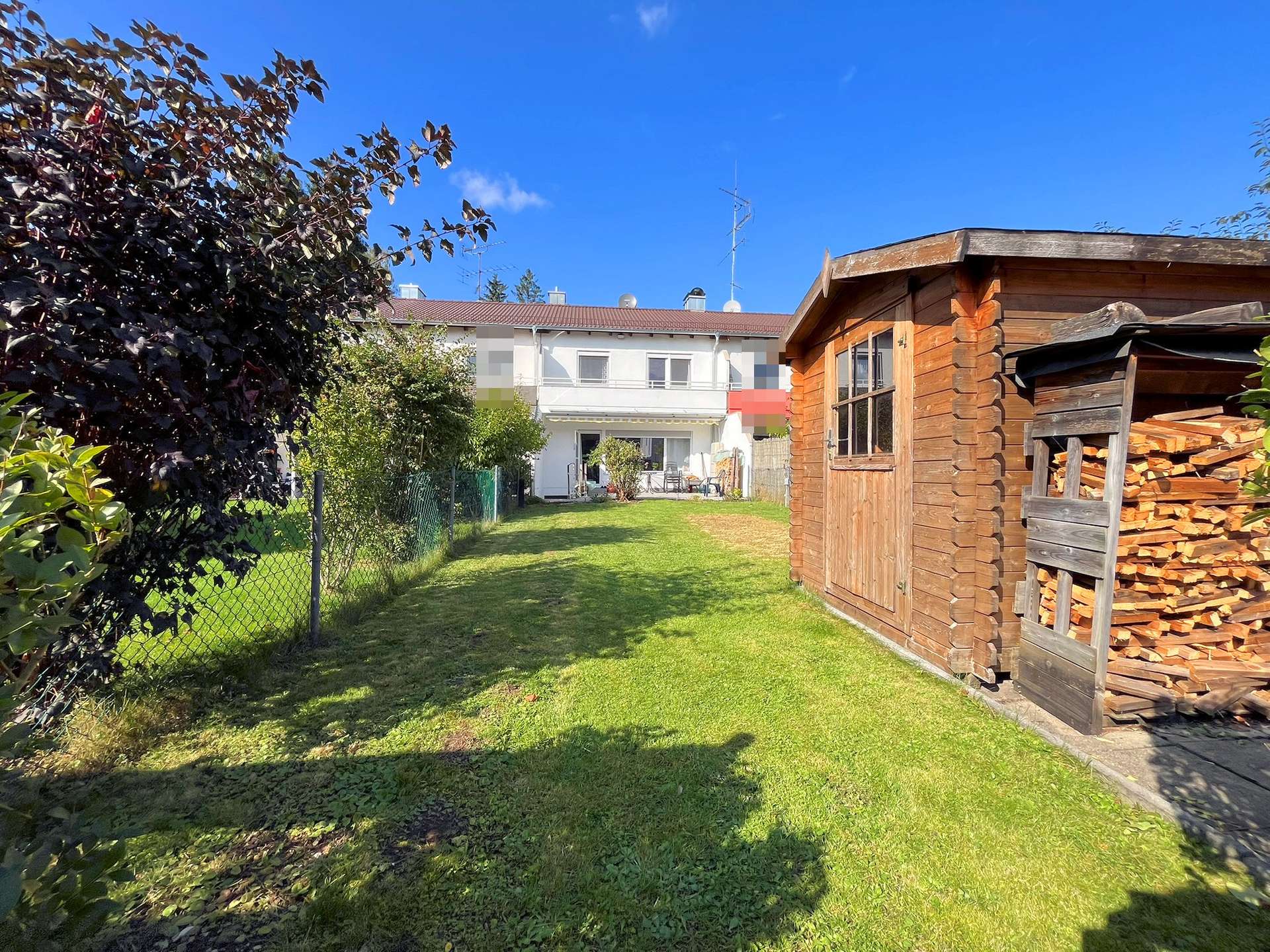 Gepflegter Garten mit Gartenhaus