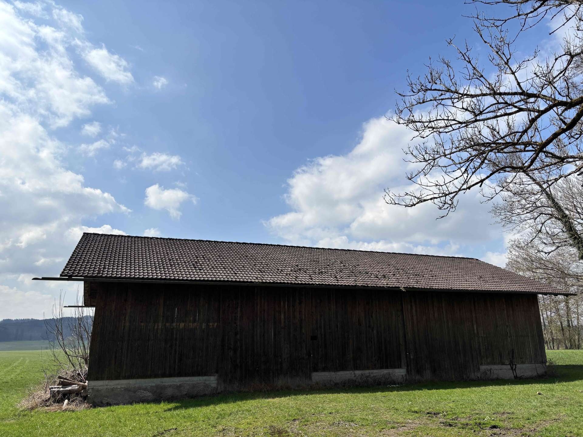 Bild von der Scheune mit 2 großen Toren