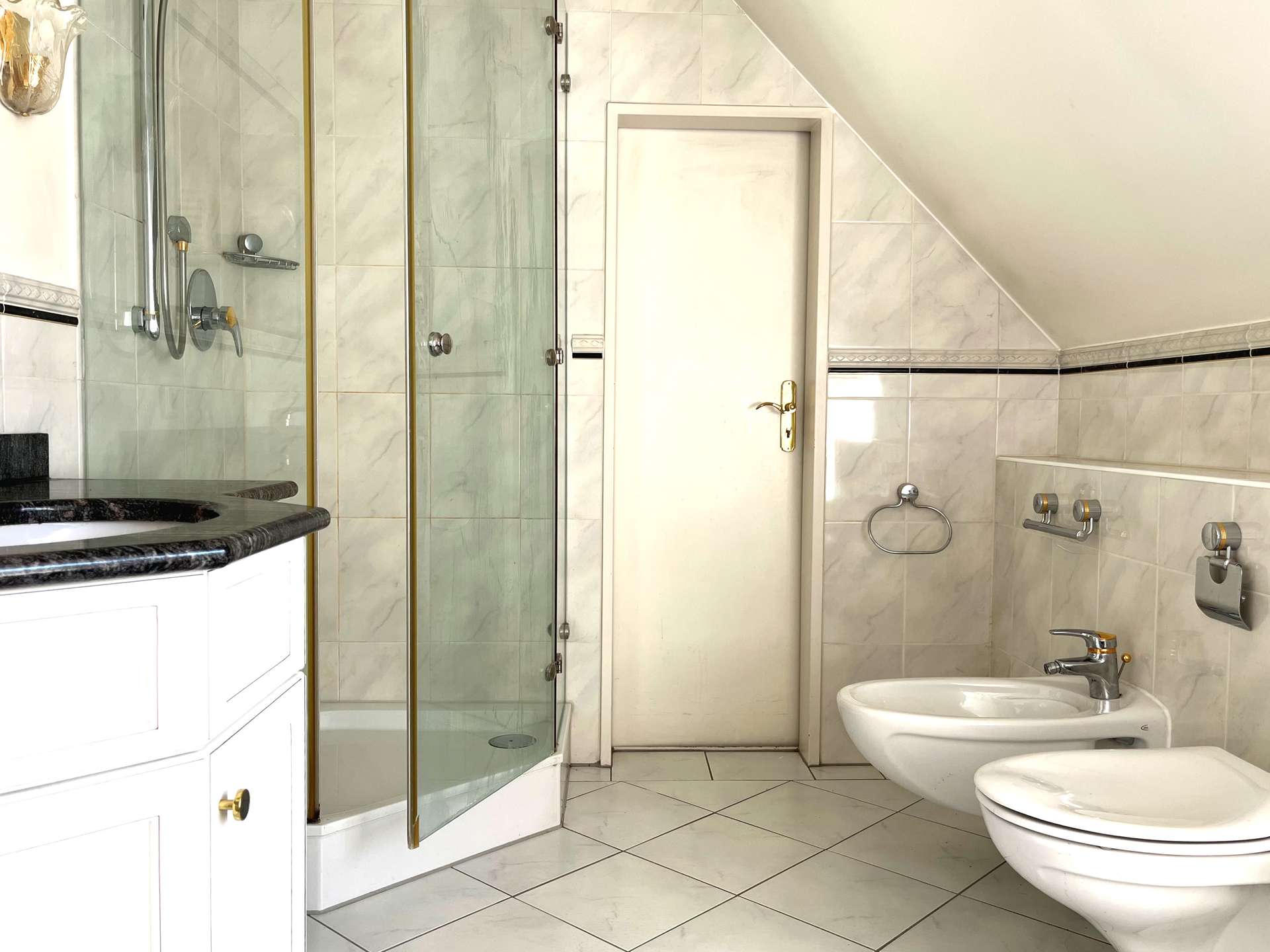 Helles Badezimmer mit Glasdusche