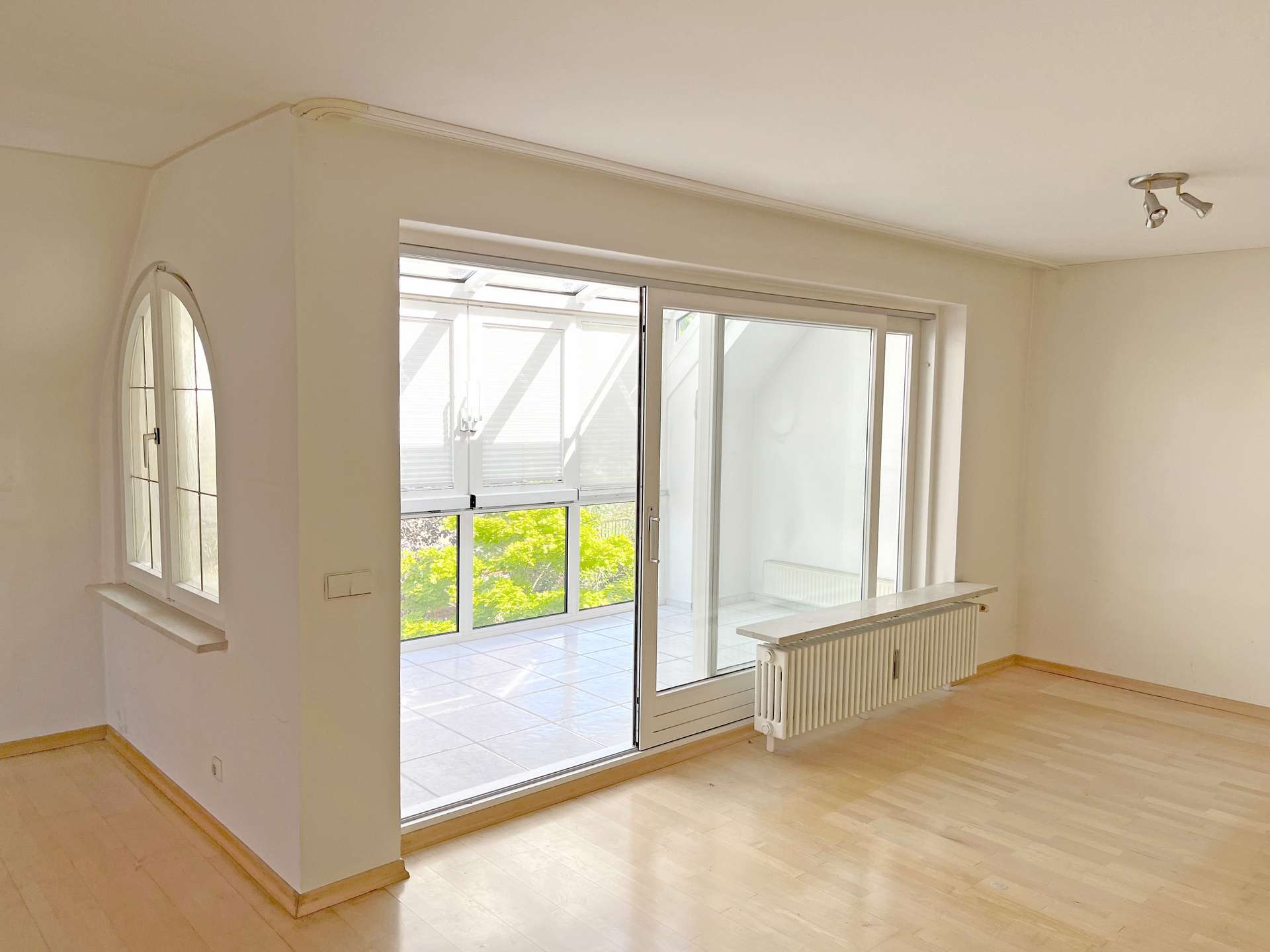 Wohnzimmer mit Zugang zum Wintergarten