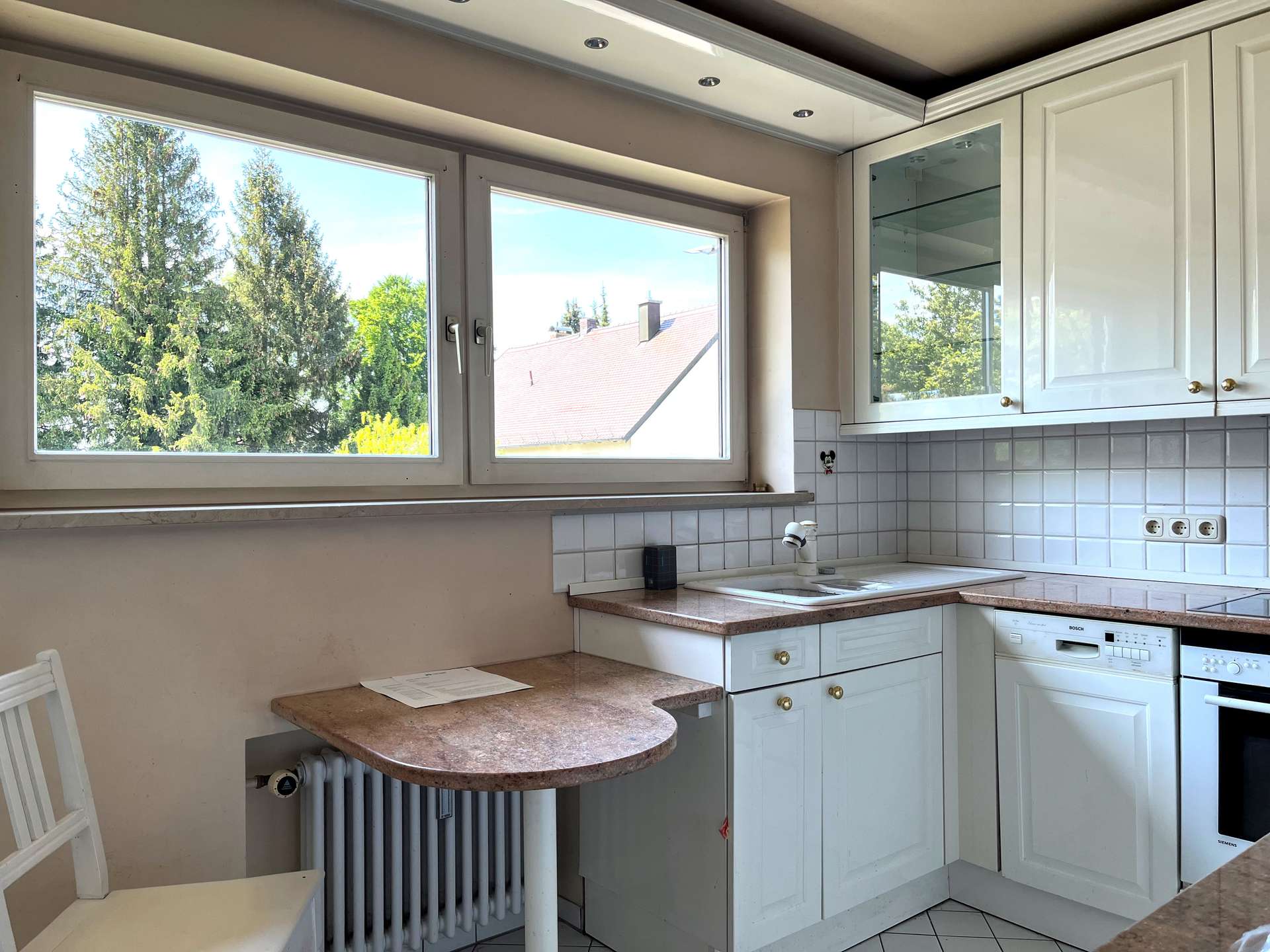 Separate Küche mit Einbauküche