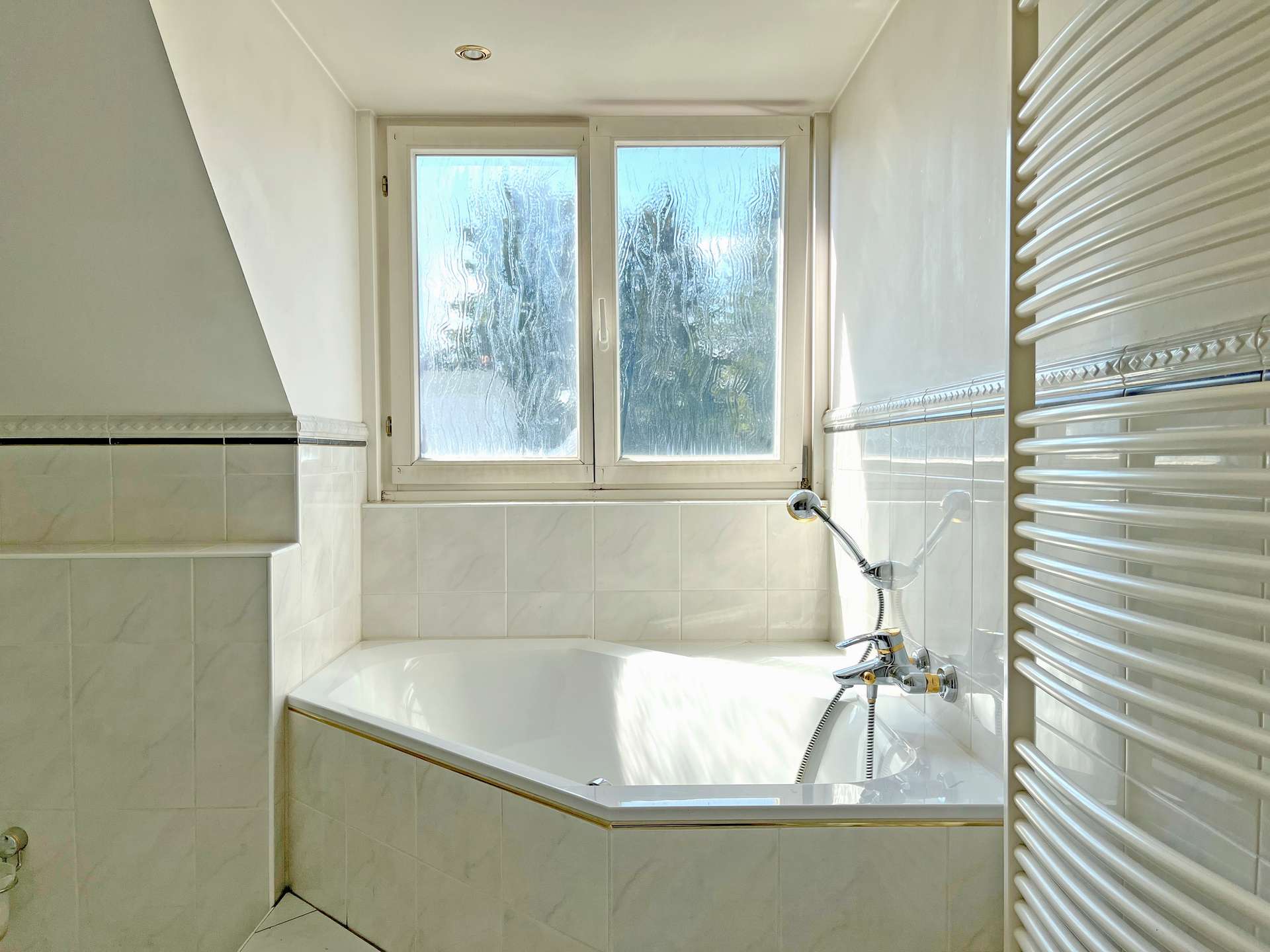 Tageslichtbad mit Eckbadewanne