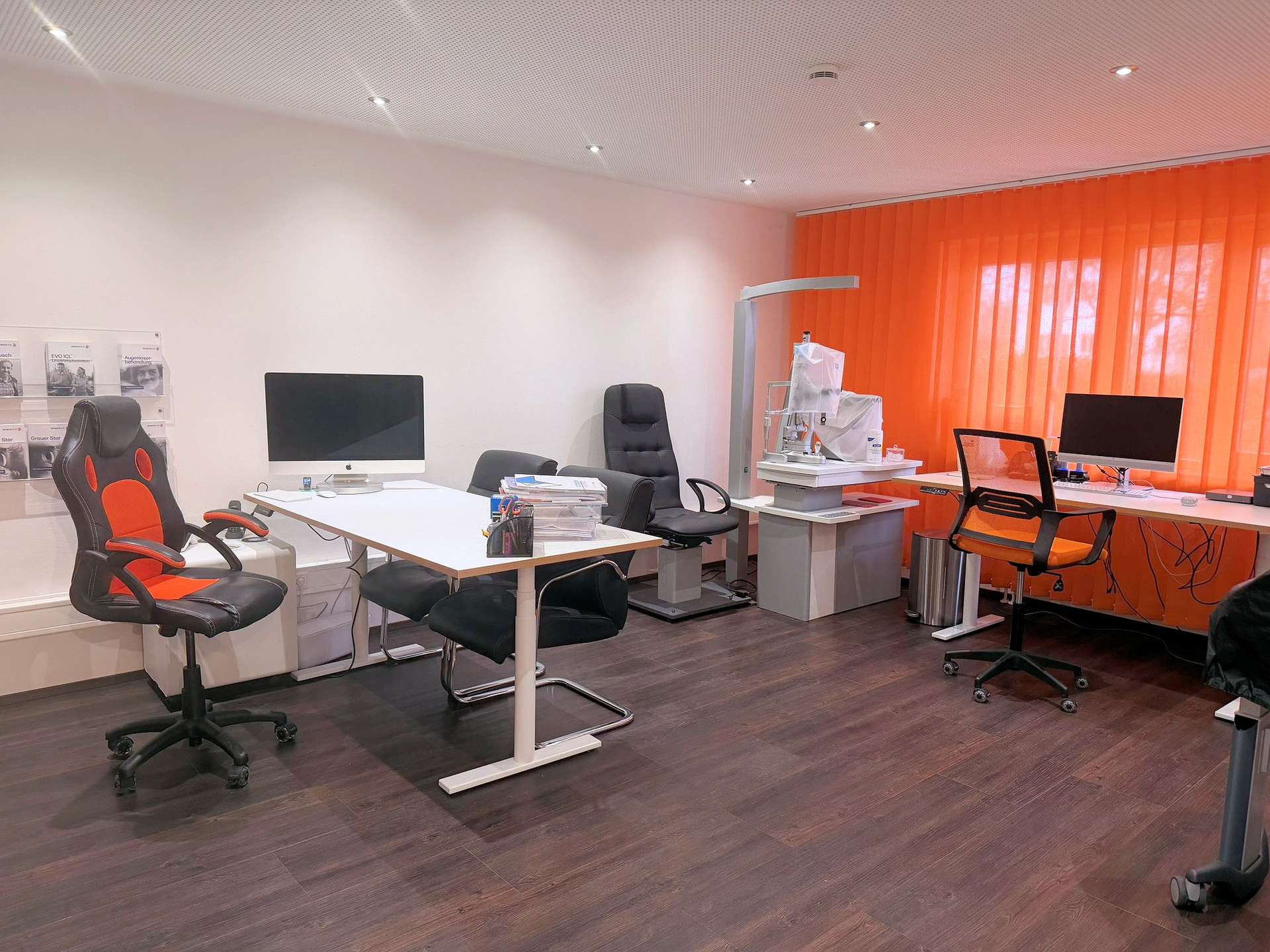 Sprechzimmer mit großem Fenster